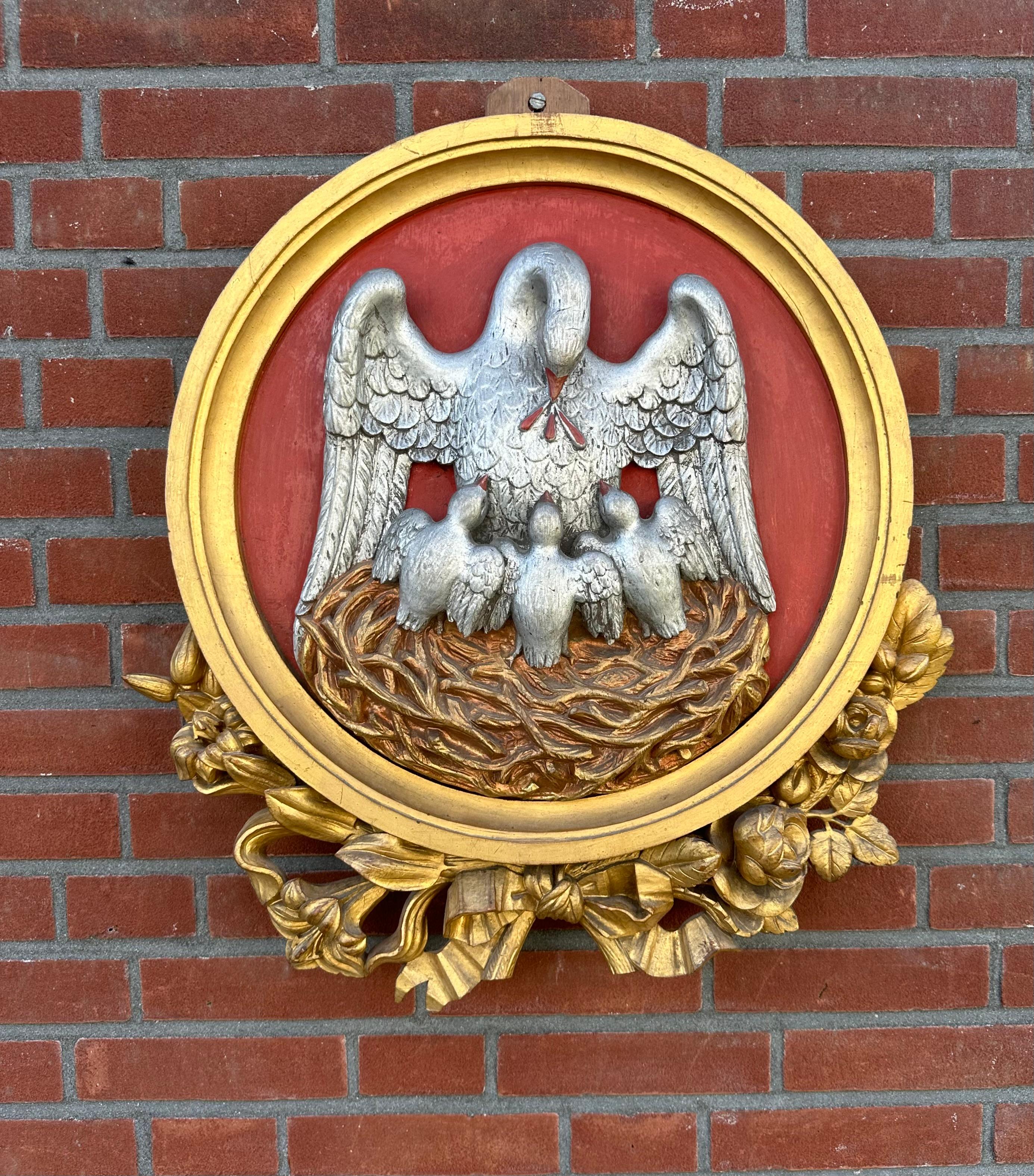 Atemberaubende religiöse Wandtafel in dickem Relief mit starkem Haken zur einfachen Befestigung.

Für die Sammler beeindruckender antiker Kirchenrelikte bieten wir auch diese wunderbare handgeschnitzte Pelikanskulptur zur Wandmontage an. Der
