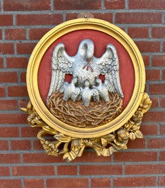 Panneau d'église gothique ancien sculpté à la main représentant un pélican nourrissant le Christ