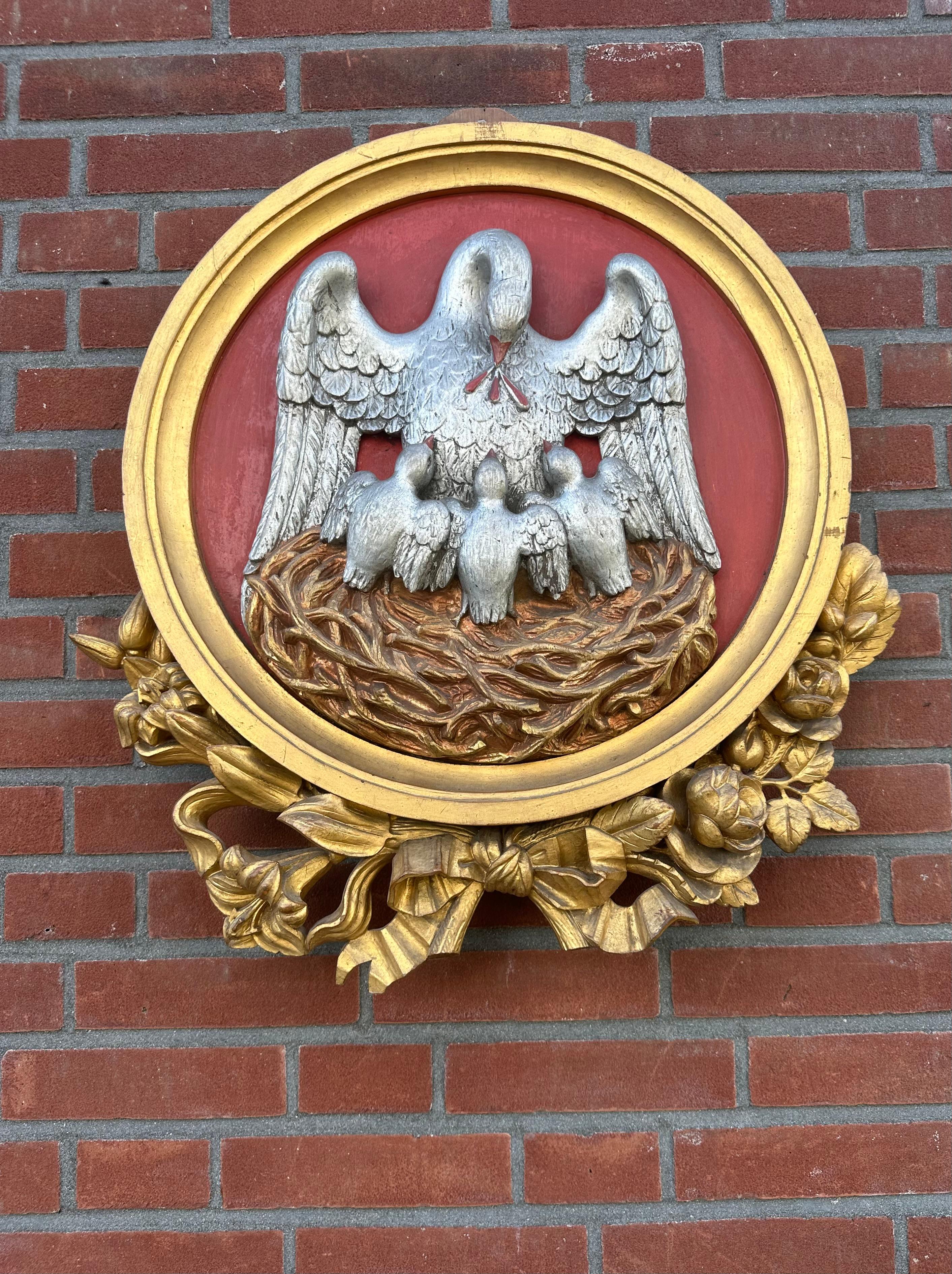 Antike handgeschnitzte gotische Kirchentafel eines Pelikans als Symbol für Christus (Neugotik) im Angebot