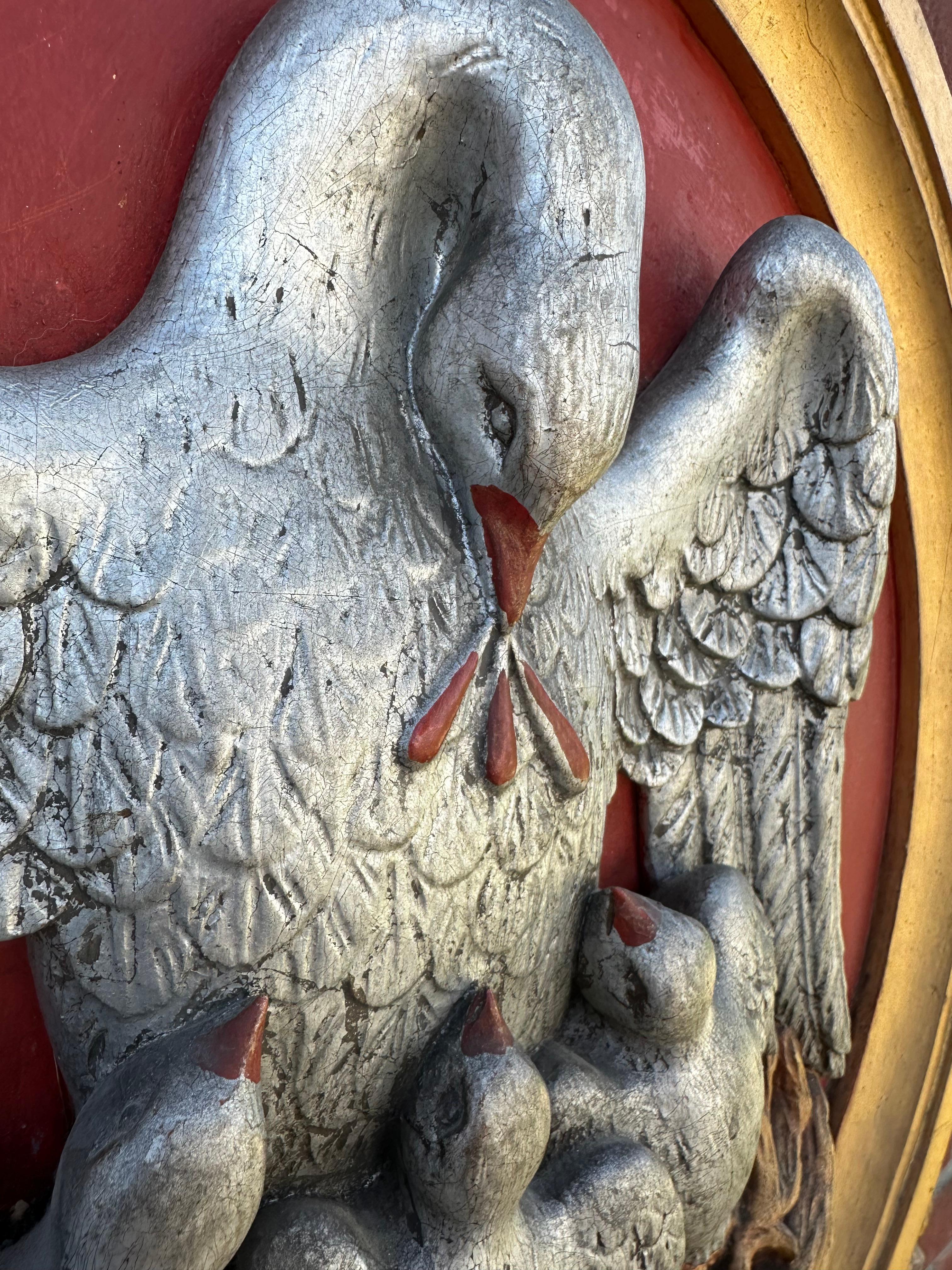Antike handgeschnitzte gotische Kirchentafel eines Pelikans als Symbol für Christus im Zustand „Gut“ im Angebot in Lisse, NL