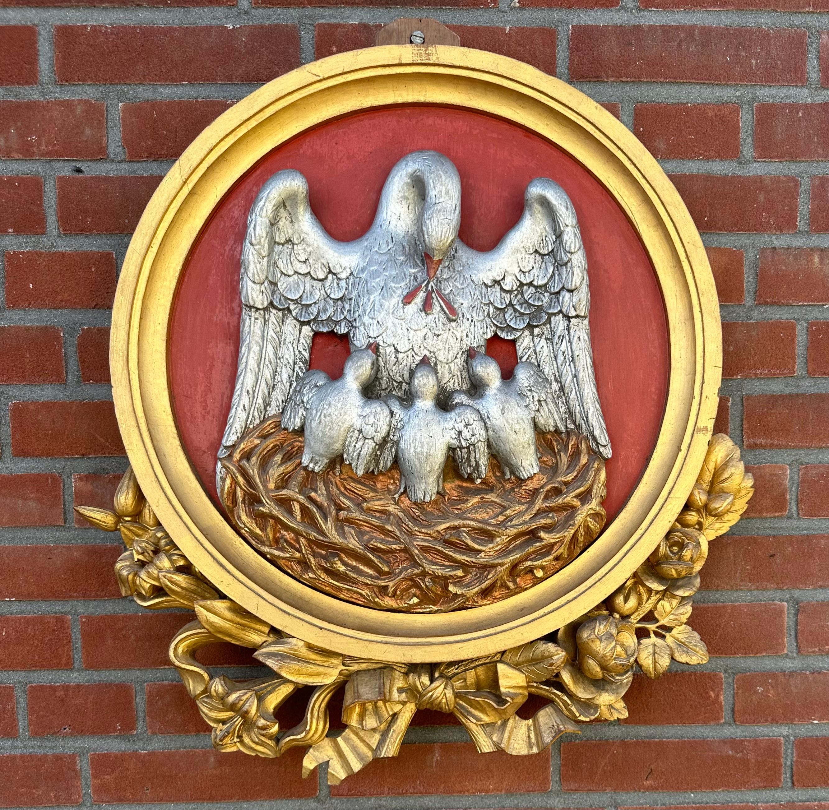 Antike handgeschnitzte gotische Kirchentafel eines Pelikans als Symbol für Christus im Angebot 1