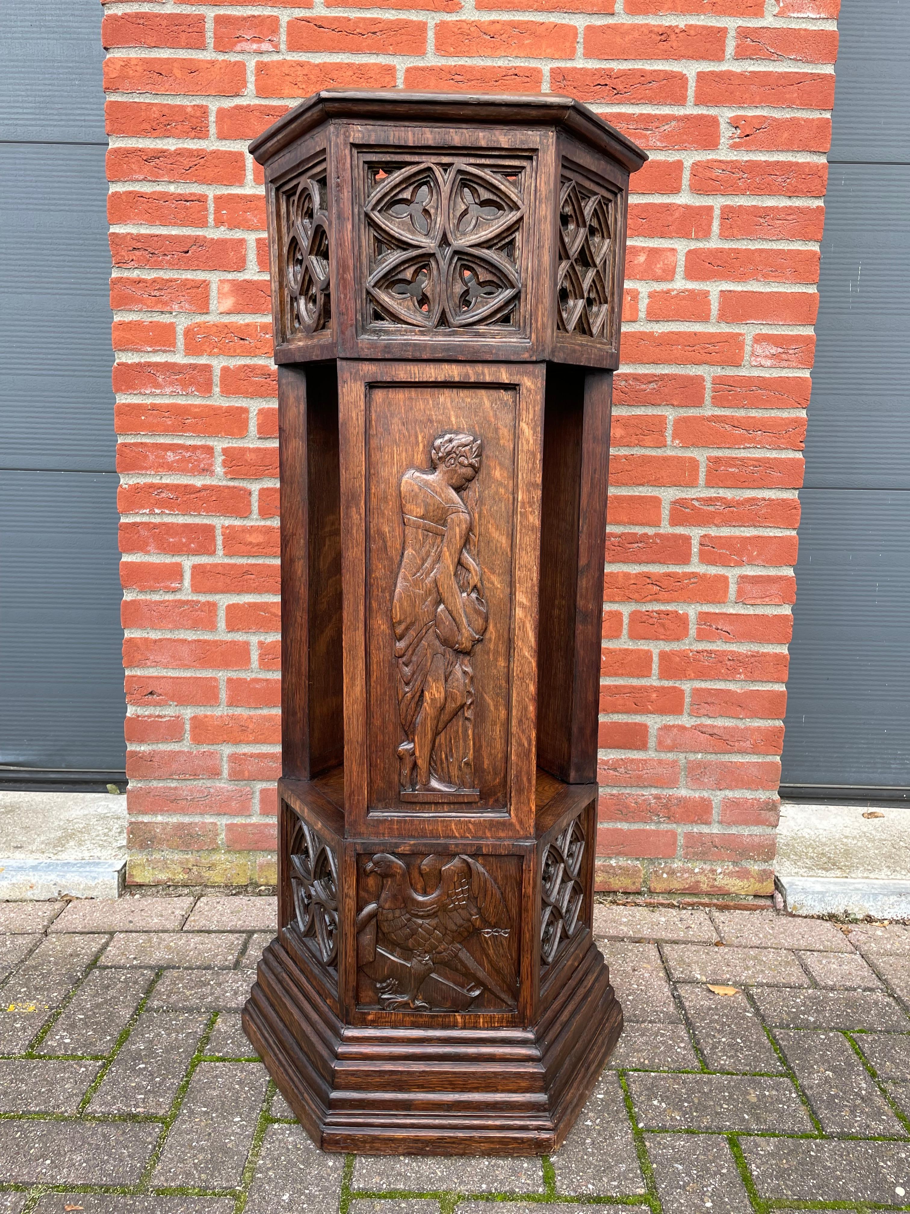 Néo-gothique Ancien support de colonne gothique sculpté à la main avec sculptures de Saint Jean, Luc et Jean en vente