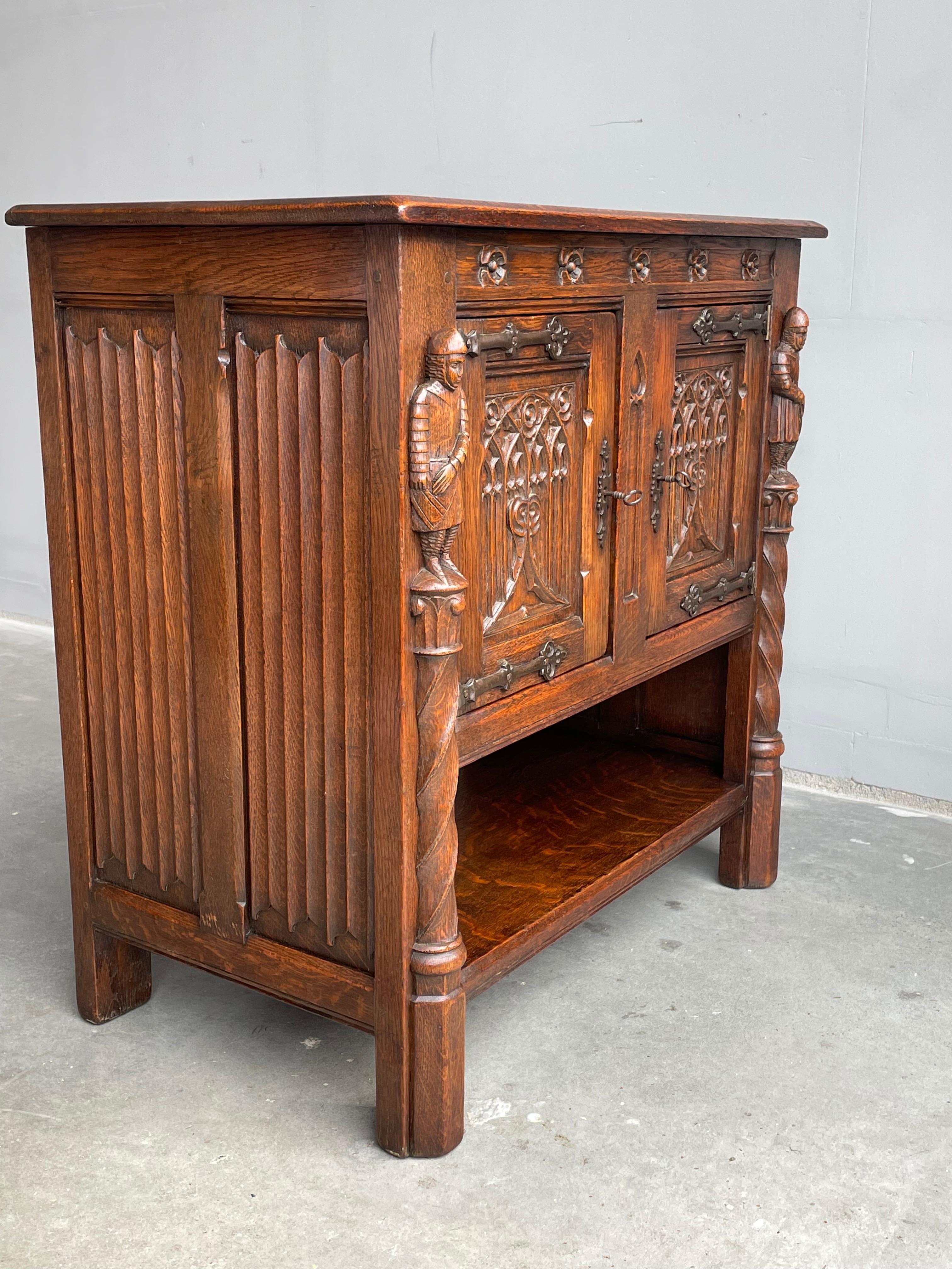 Antique Hand Carved Gothic Oak Cabinet / Small Credenza with Knight Sculptures In Excellent Condition In Lisse, NL
