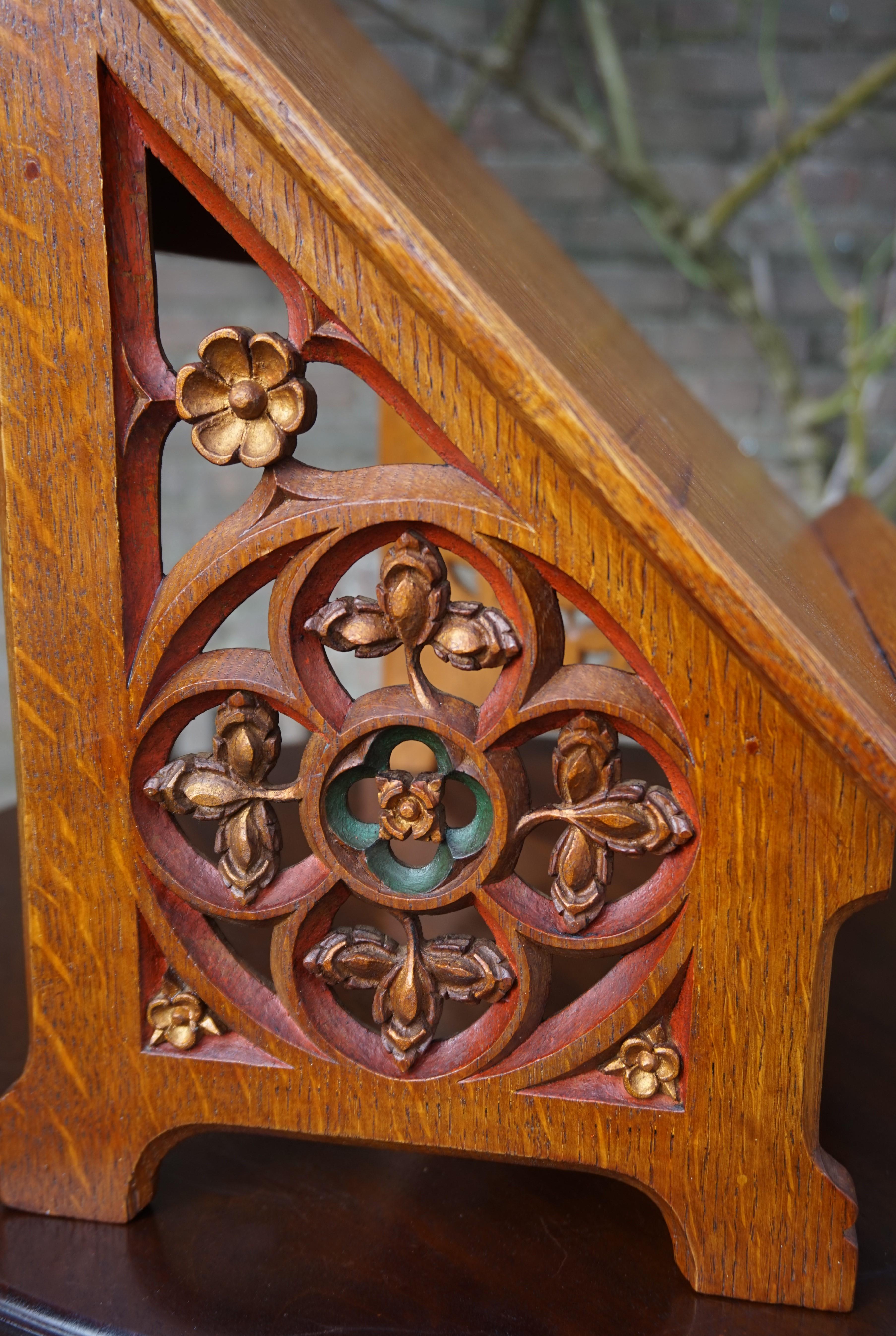 Antique Hand Carved Gothic Revival Bible Stand w. Praise the Lord Text in Latin In Good Condition In Lisse, NL