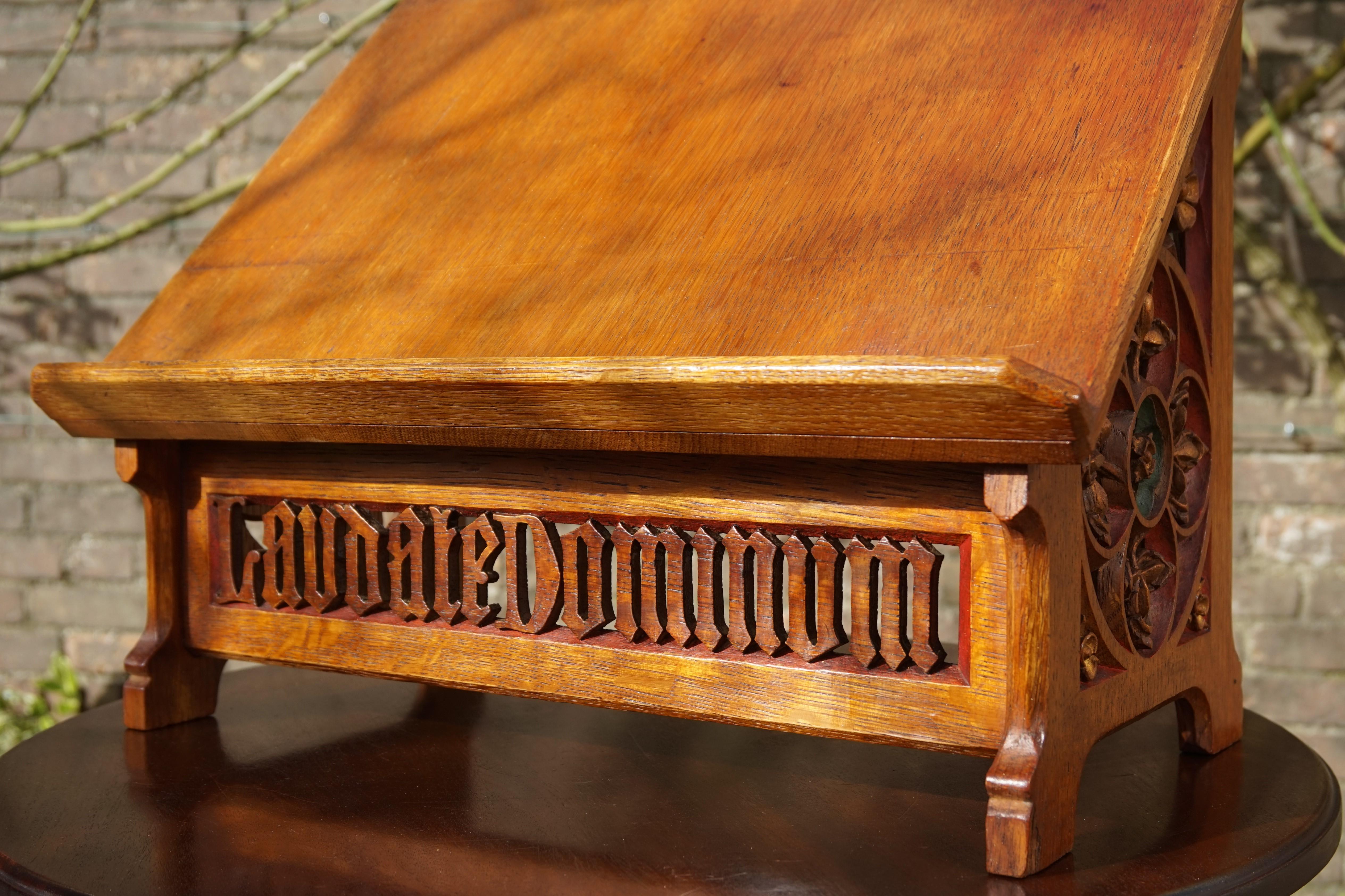 Antique Hand Carved Gothic Revival Bible Stand w. Praise the Lord Text in Latin In Good Condition In Lisse, NL