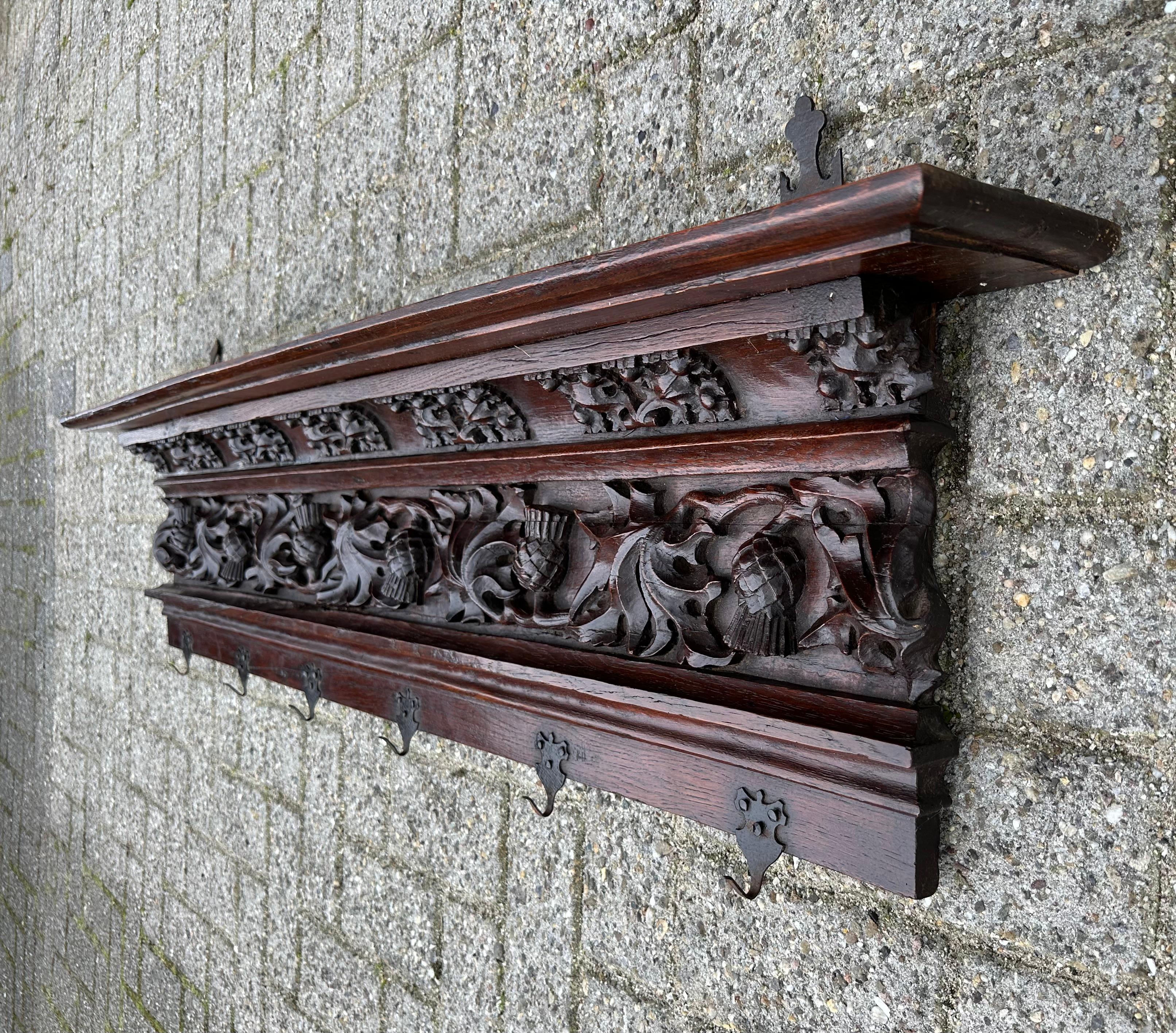 Maravilloso perchero de pared, de roble macizo, profundamente tallado, de estilo gótico.

Cualquiera que haya visitado alguna vez una iglesia gótica (renacimiento) u otro edificio de estilo gótico reconocerá inmediatamente algunos de los mismos