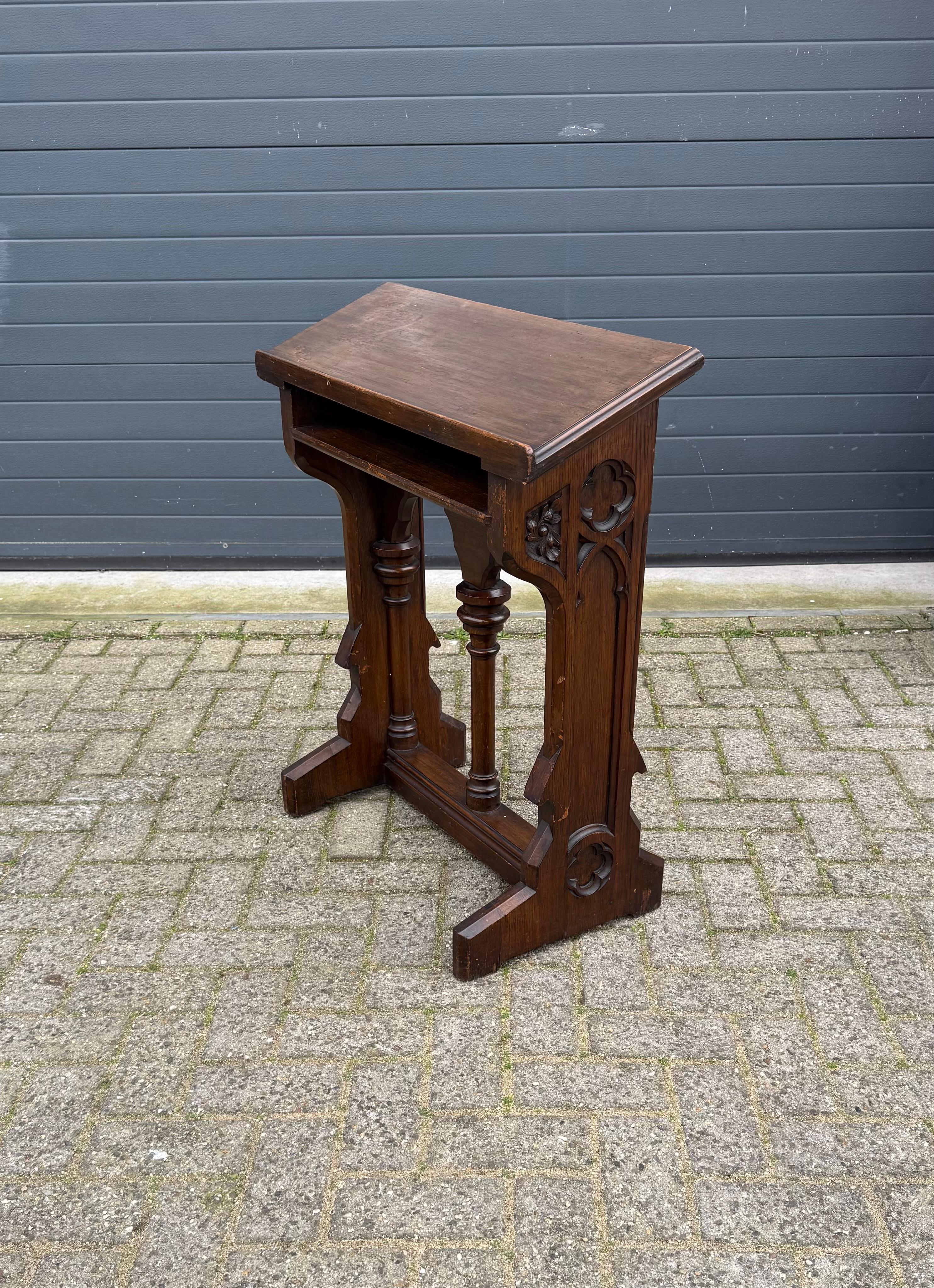 Hochwertig verarbeitetes und unglaublich haltbares gotisches Kirchenpult.

Dieses Rednerpult in praktischer Größe ist bemerkenswert gut verarbeitet, und das Design und die Patina sind zum Sterben schön. Die perfekt von Hand geschnitzten gotischen