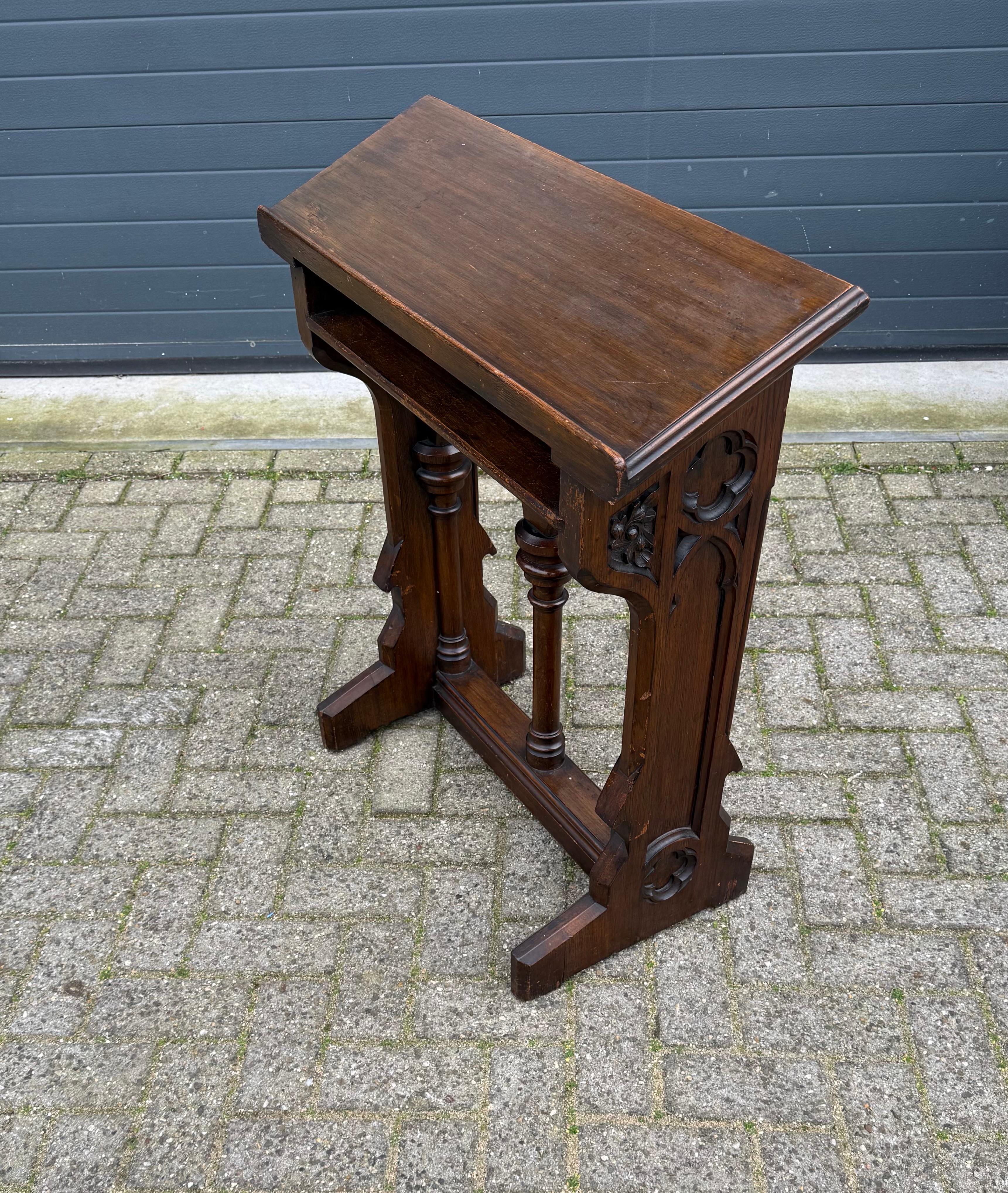 Antike Hand geschnitzt Gothic Revival Oak Church Rednerpult w. Bibel-Fach (Neugotik) im Angebot