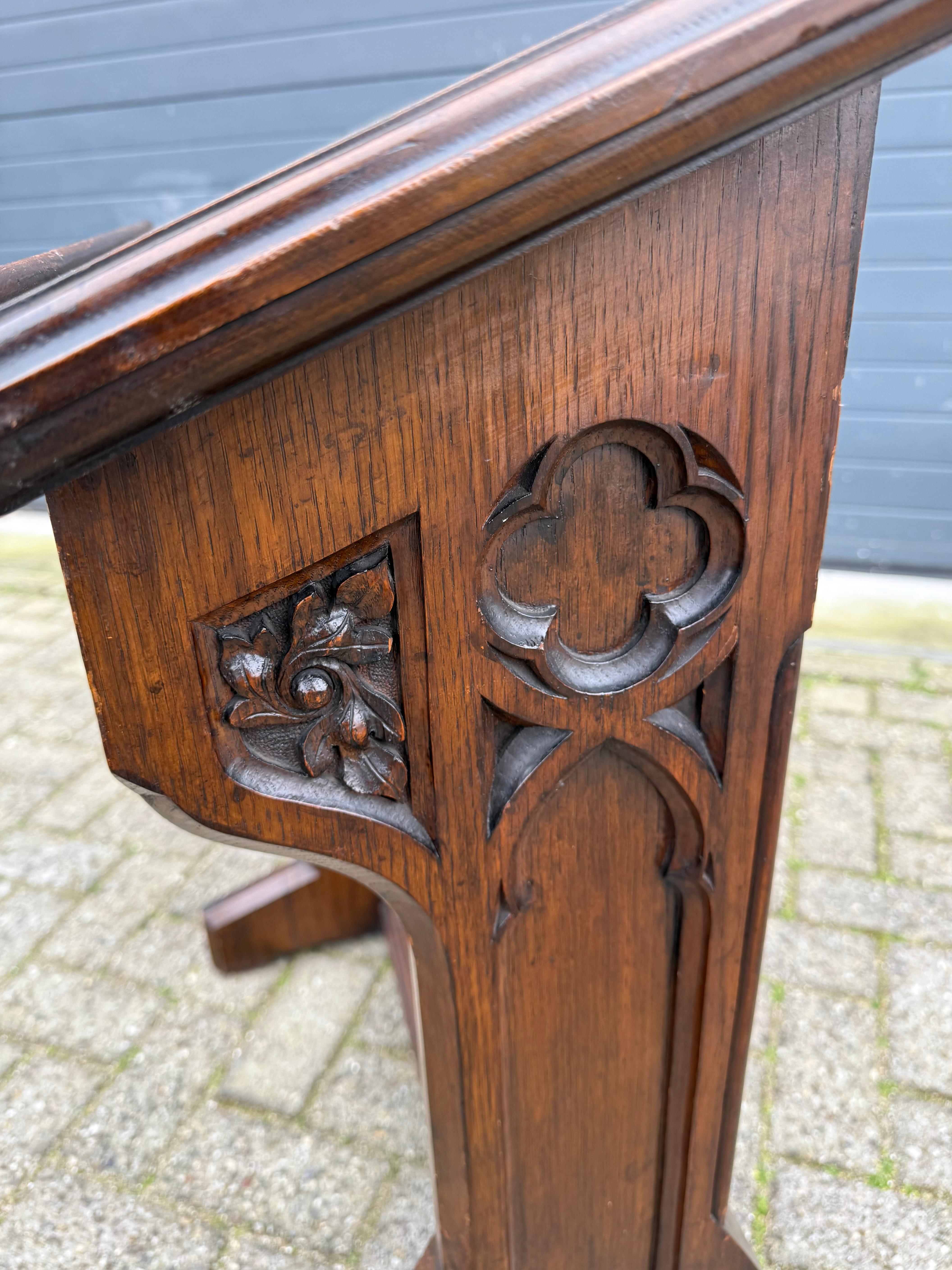 Antike Hand geschnitzt Gothic Revival Oak Church Rednerpult w. Bibel-Fach (Europäisch) im Angebot