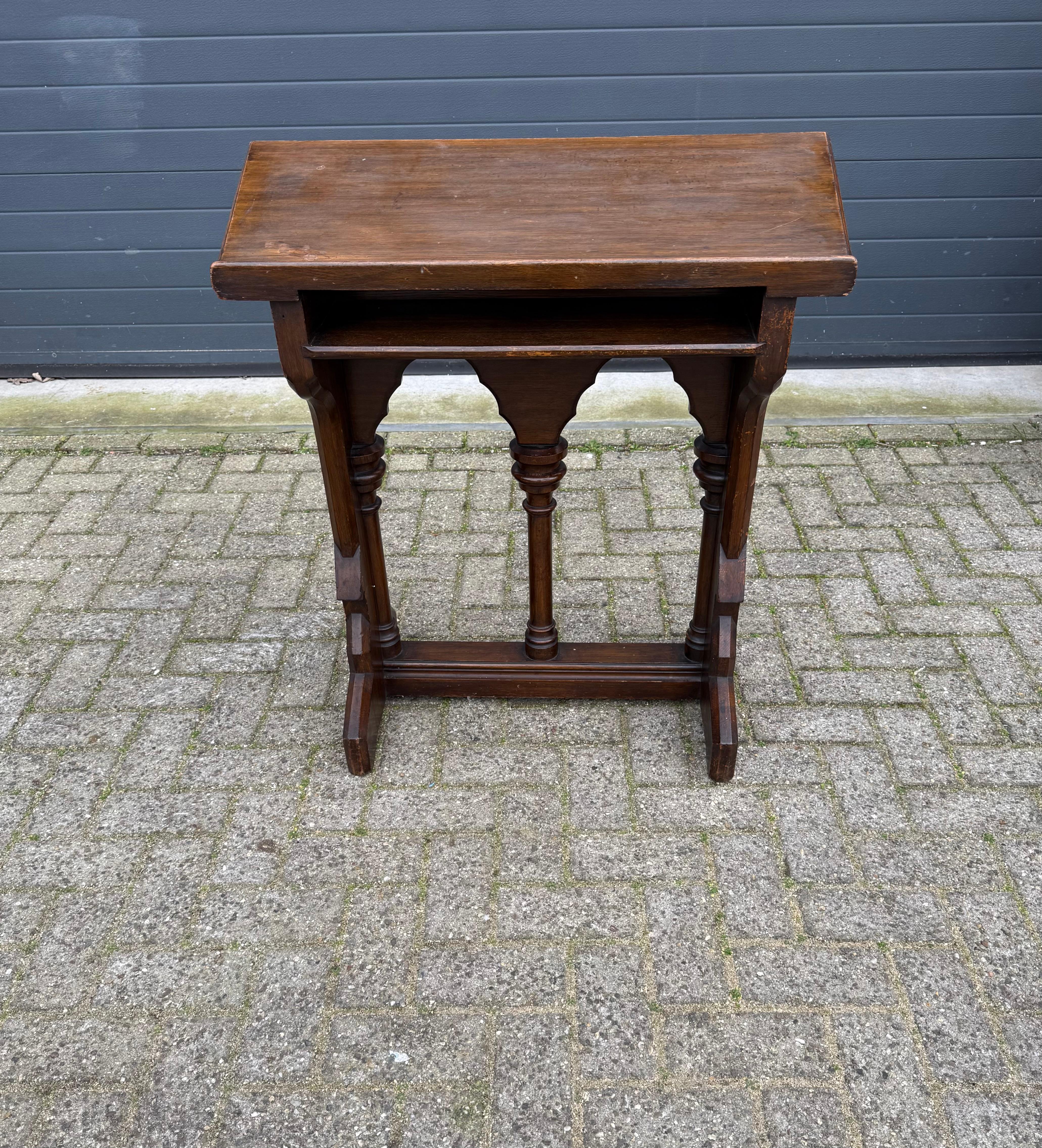Antike Hand geschnitzt Gothic Revival Oak Church Rednerpult w. Bibel-Fach im Zustand „Gut“ im Angebot in Lisse, NL