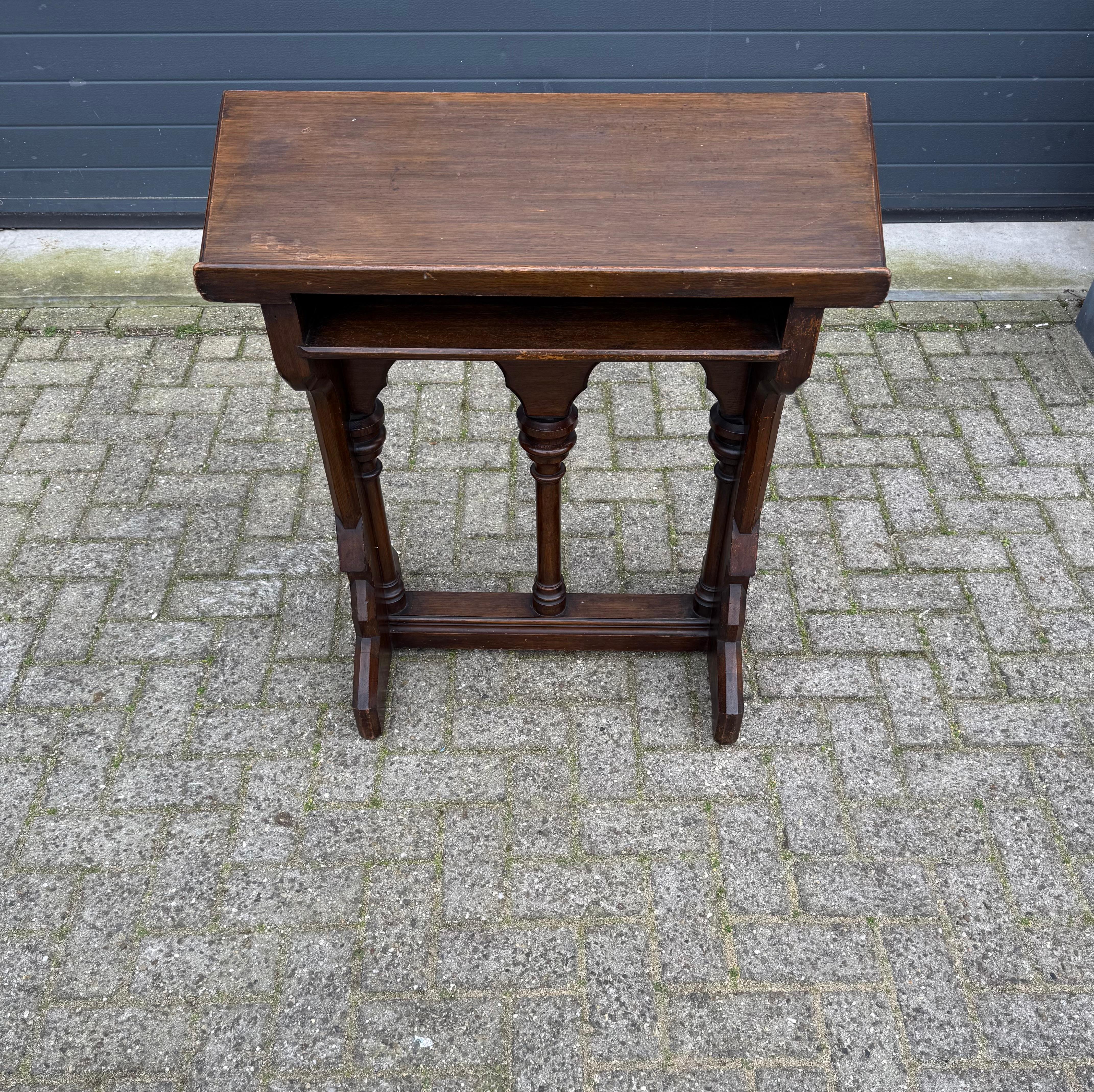 Antike Hand geschnitzt Gothic Revival Oak Church Rednerpult w. Bibel-Fach (Eichenholz) im Angebot