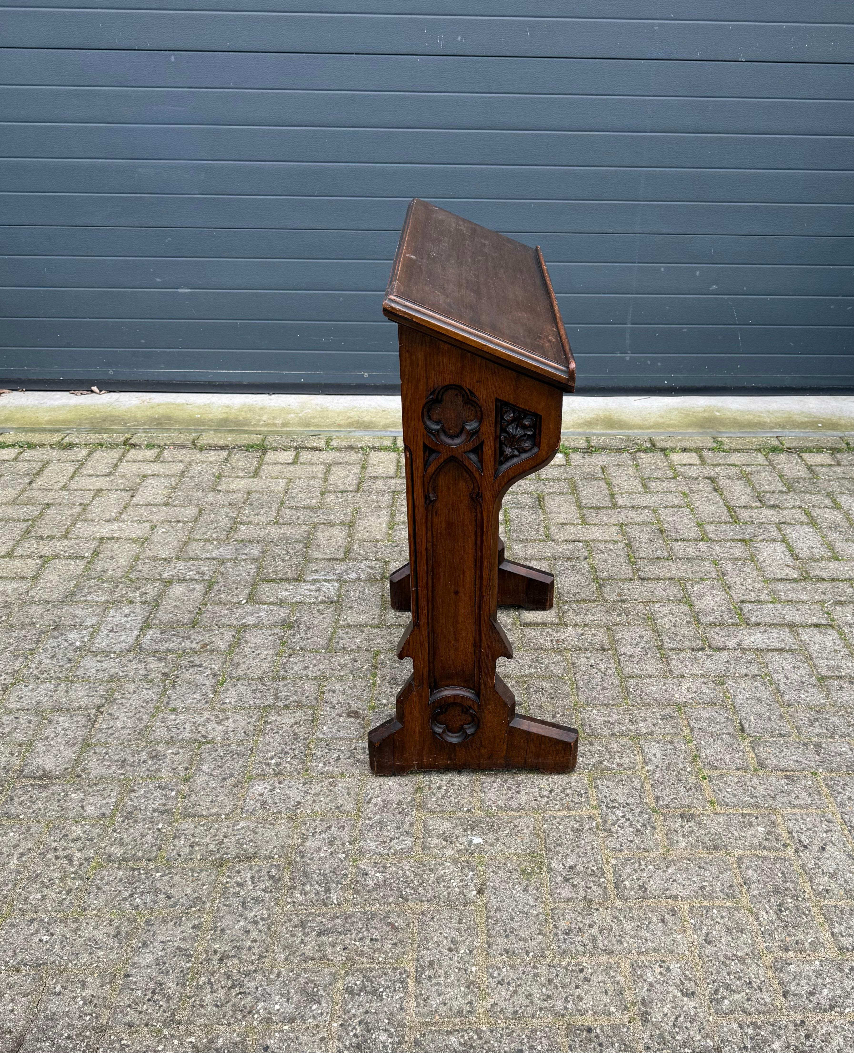 Antike Hand geschnitzt Gothic Revival Oak Church Rednerpult w. Bibel-Fach im Angebot 1