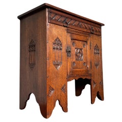 Antica credenza in rovere tigrato intagliata a mano in stile gotico-revival / mobile per bevande