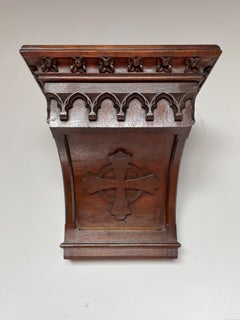 Antique console ou support mural néo-gothique sculpté à la main pour une statue de saint