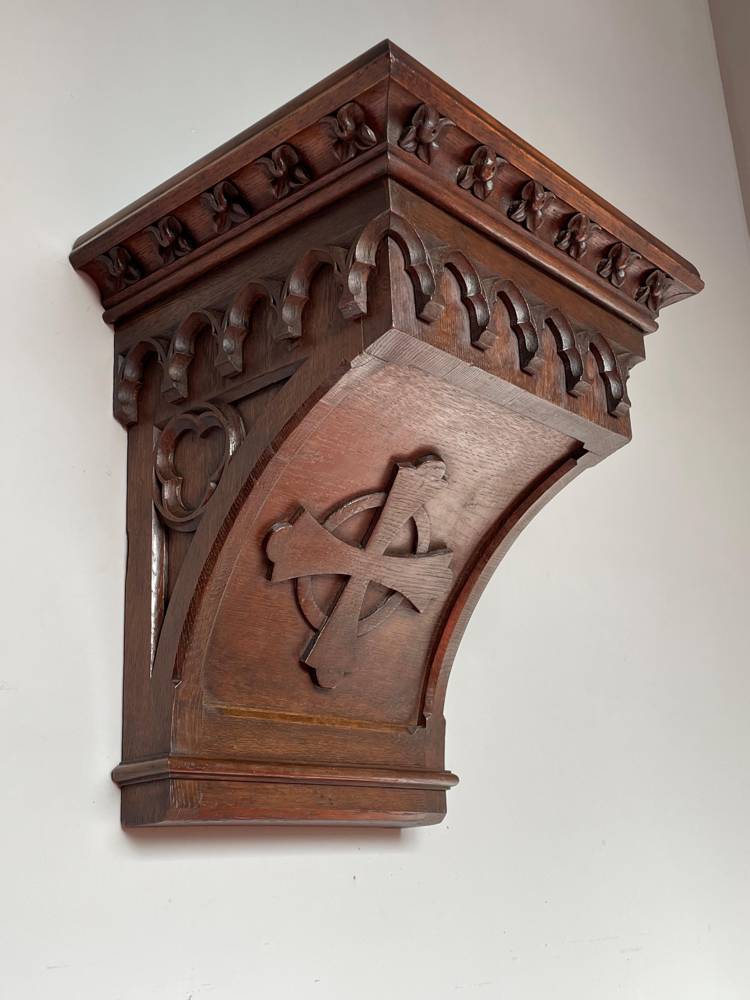 Antique Hand Carved Gothic Revival Wall Bracket or Console for a Saint Statue In Good Condition In Lisse, NL