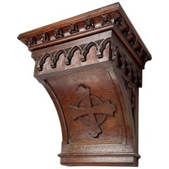 Antique console ou support mural néo-gothique sculpté à la main pour une statue de saint