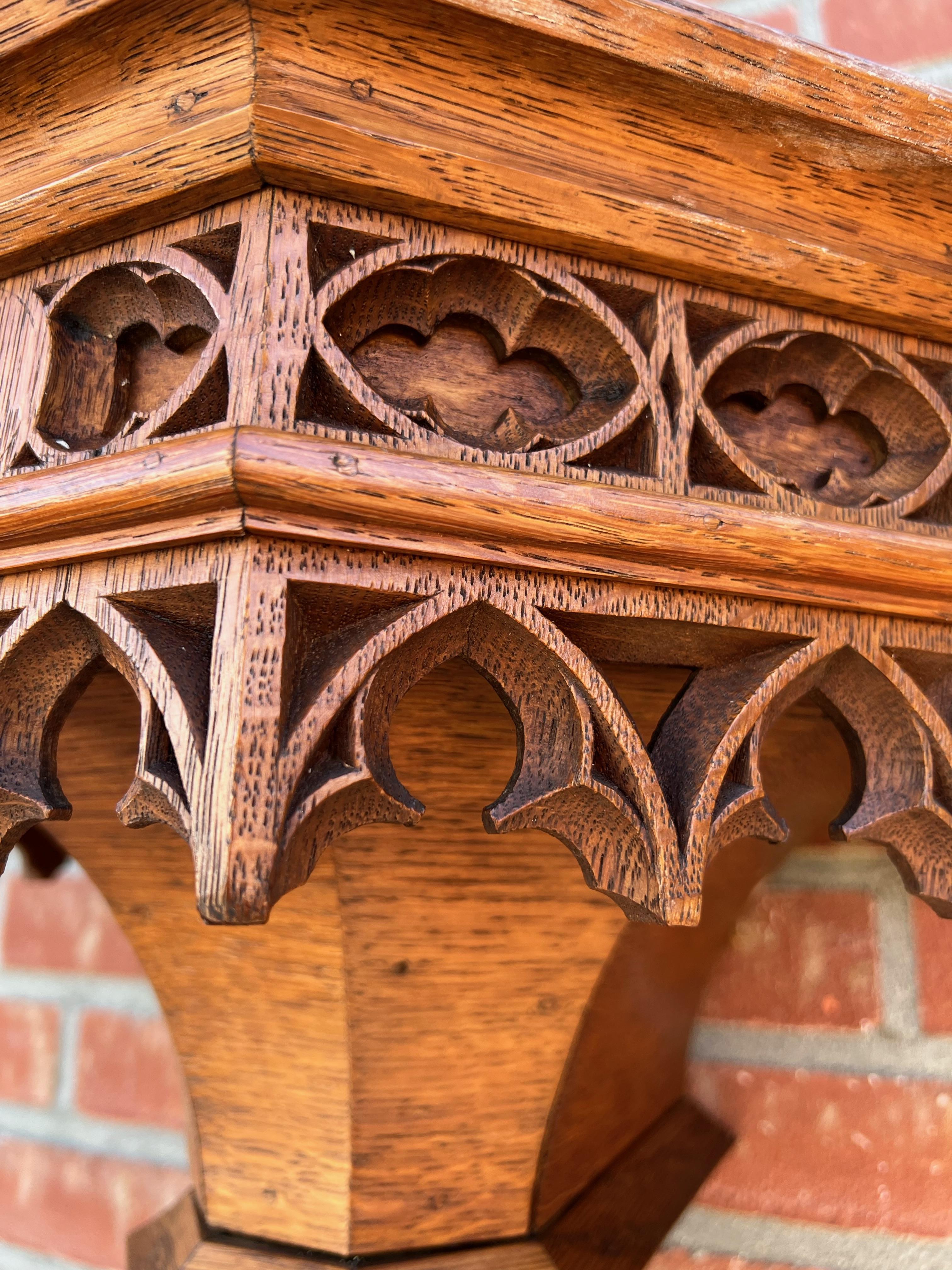 Antique Hand Carved Gothic Revival Wall Bracket, Shelf w Museum Quality Carvings In Good Condition In Lisse, NL