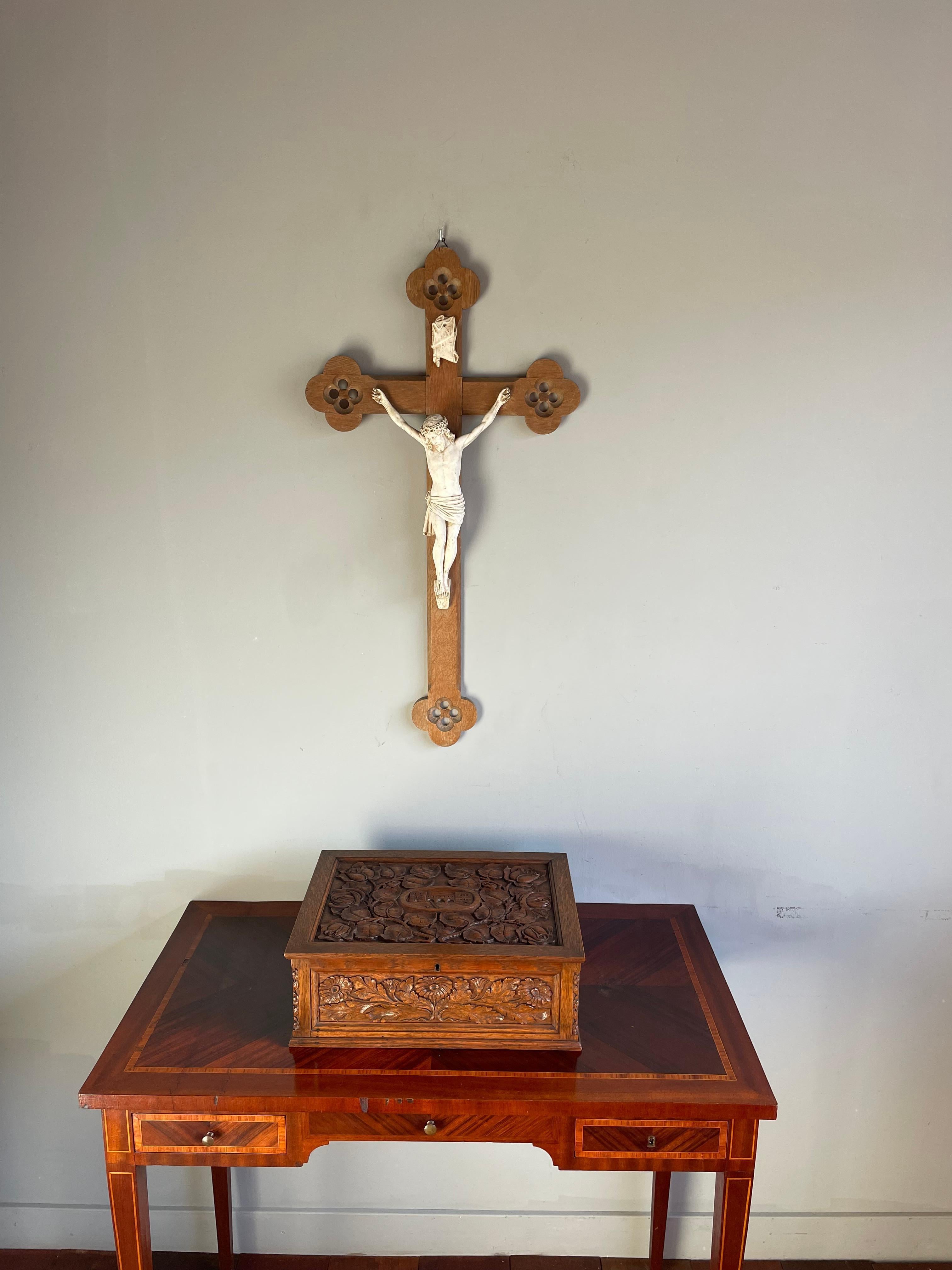 Antique Crucifix mural Antique Revival gothique sculpté à la main avec. Corpus du Christ en argile blanche en vente 3