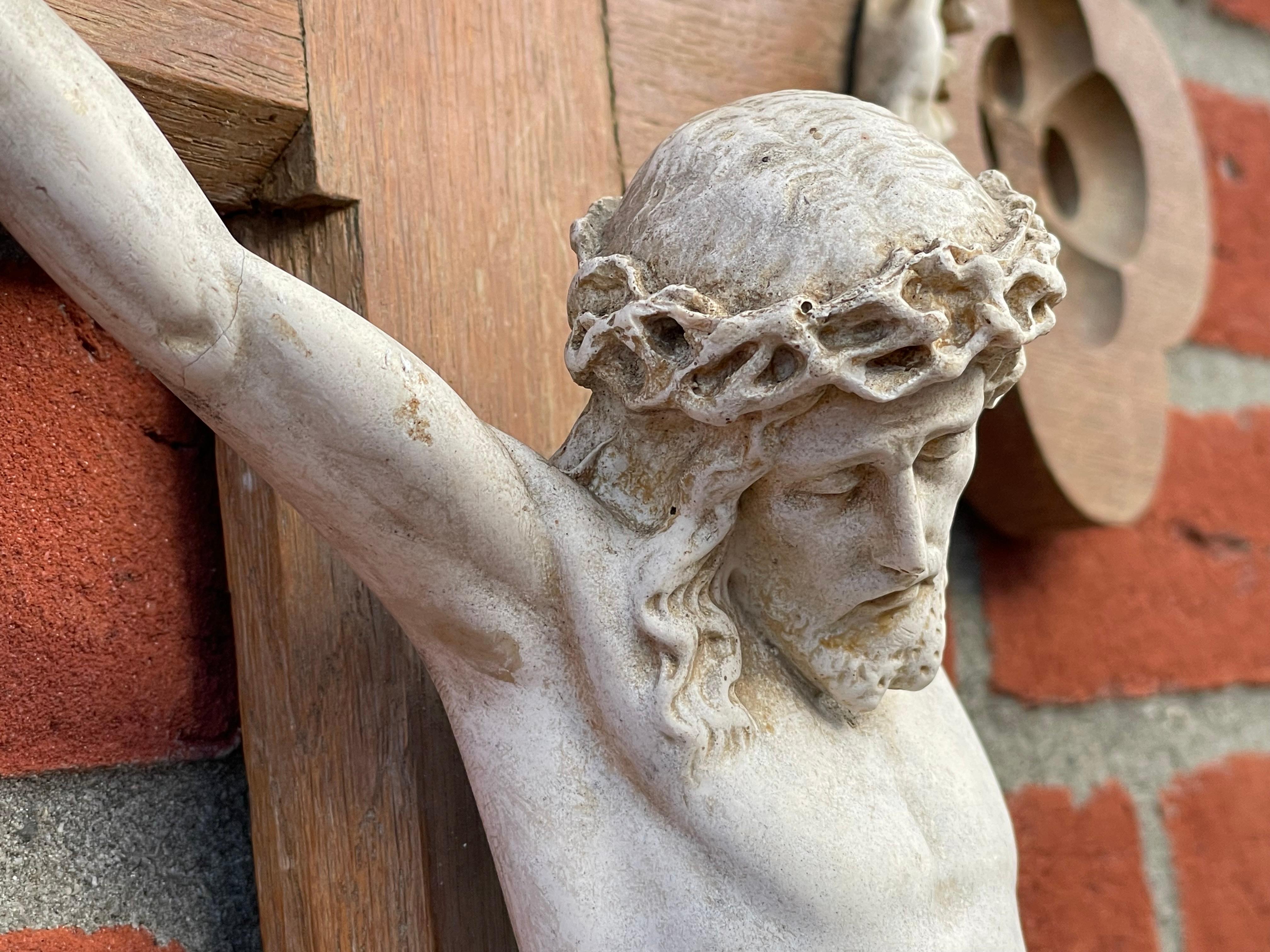 Antique Crucifix mural Antique Revival gothique sculpté à la main avec. Corpus du Christ en argile blanche en vente 9