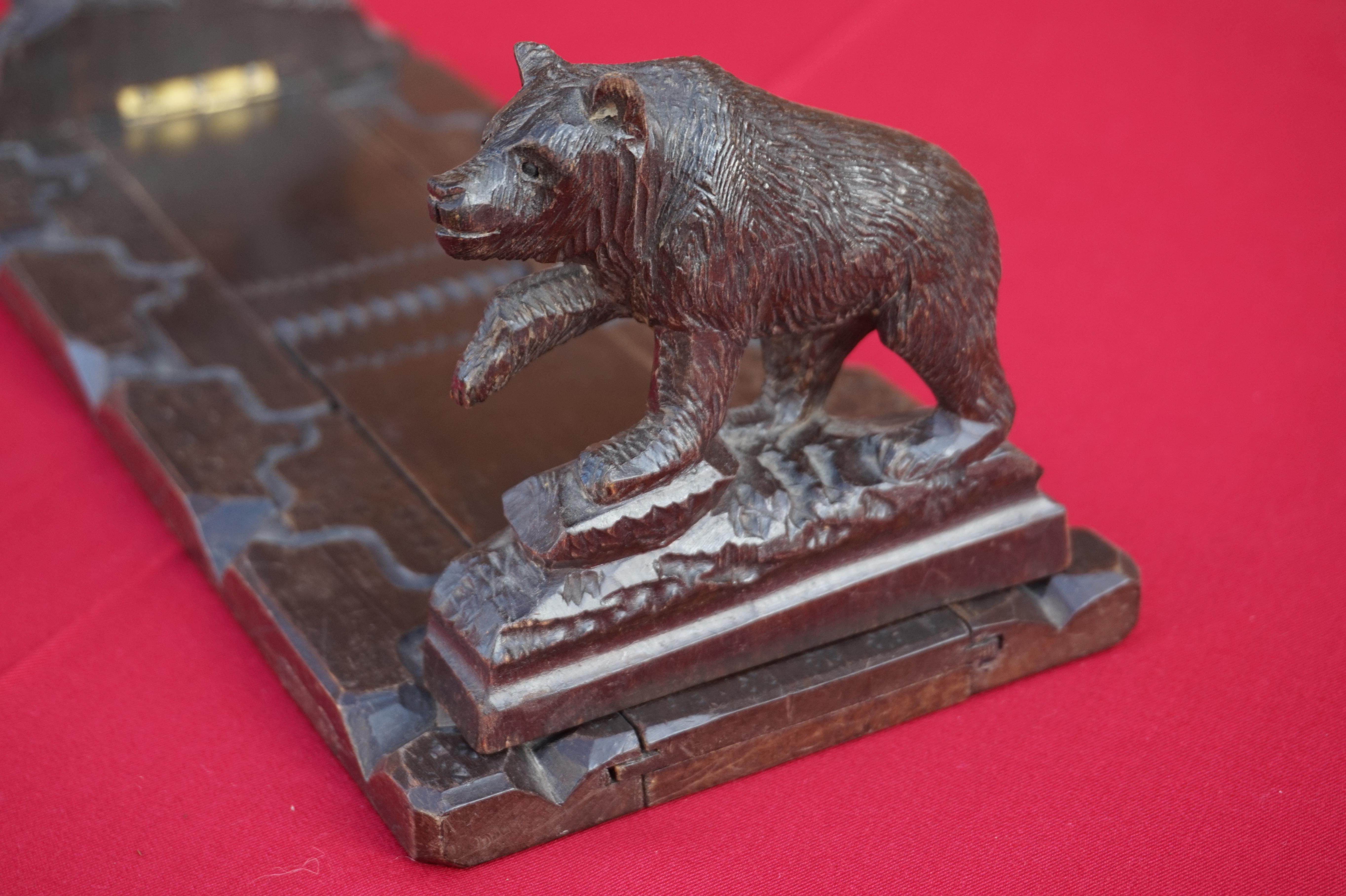 Antique Hand Carved & Great Condition Swiss Black Forest Bear Book Rack Bookends In Excellent Condition For Sale In Lisse, NL