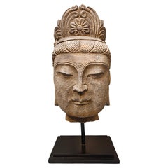 Antigua escultura Guanyin tallada a mano en piedra y metal, circa 1900