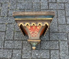 Antiguo soporte de pared, repisa o ménsula de estilo gótico tallado y pintado a mano