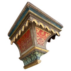 Antike handgeschnitzte und handbemalte Wandhalterung im gotischen Stil, Regal oder Korbel