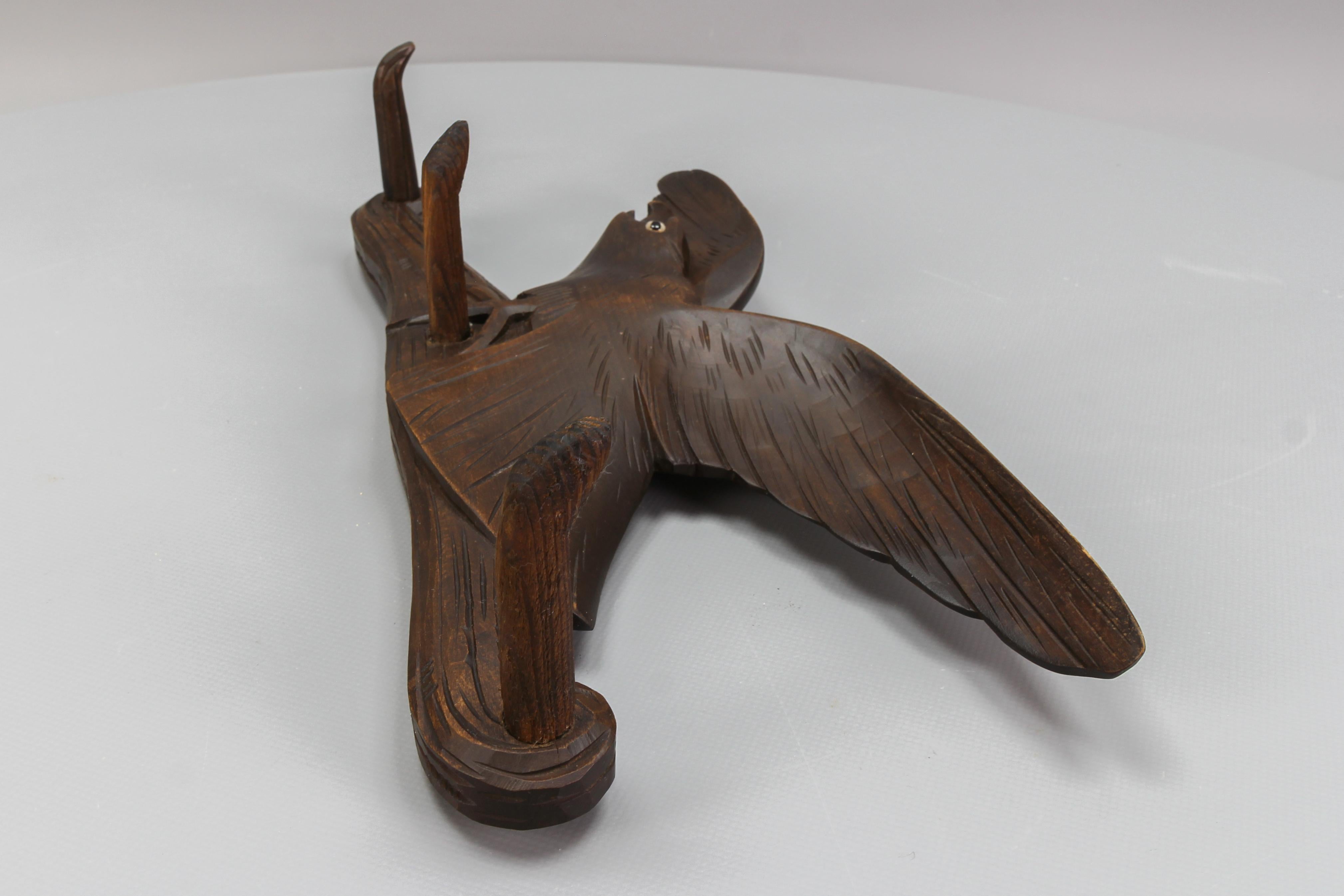 Porte-chapeaux ancien sculpté à la main avec oiseau et trois crochets en bois, Allemagne, vers 1920 en vente 2