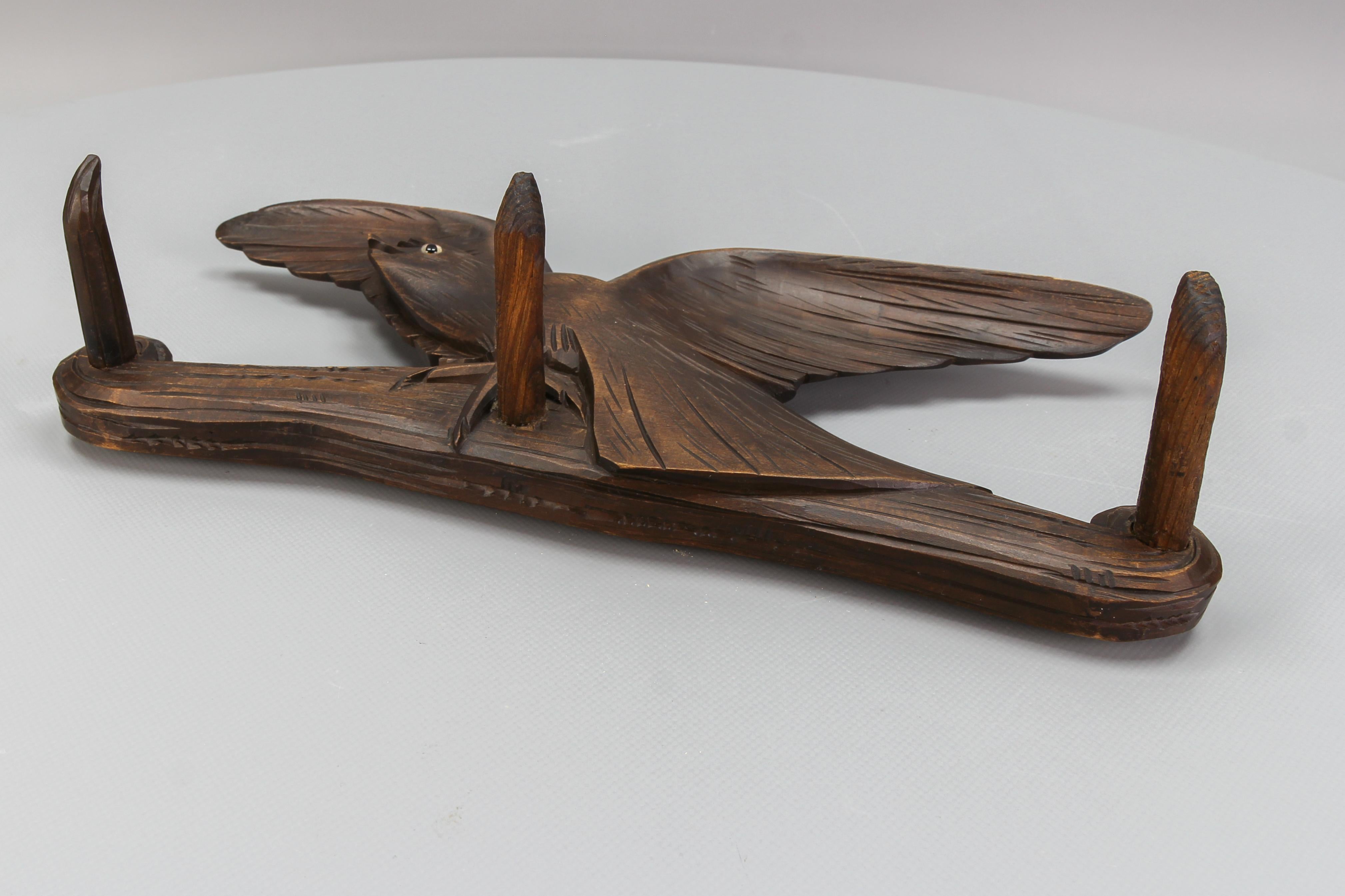 Porte-chapeaux ancien sculpté à la main avec oiseau et trois crochets en bois, Allemagne, vers 1920 en vente 4