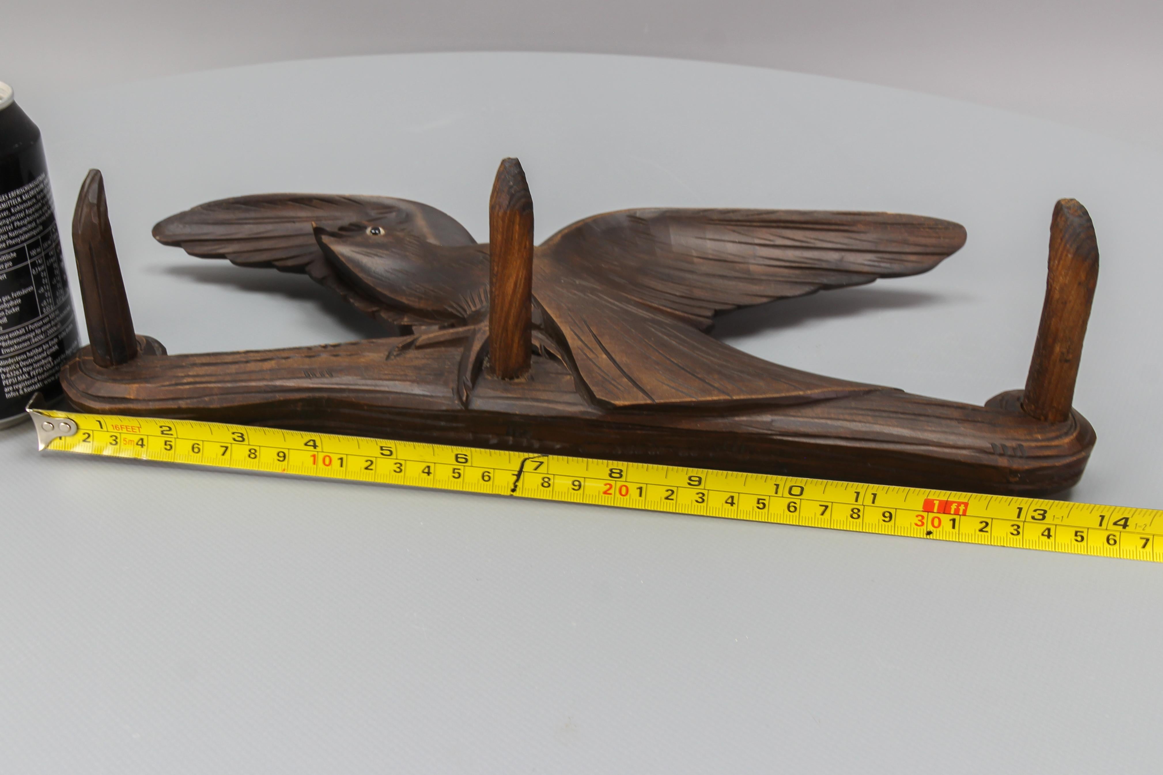 Porte-chapeaux ancien sculpté à la main avec oiseau et trois crochets en bois, Allemagne, vers 1920 en vente 5