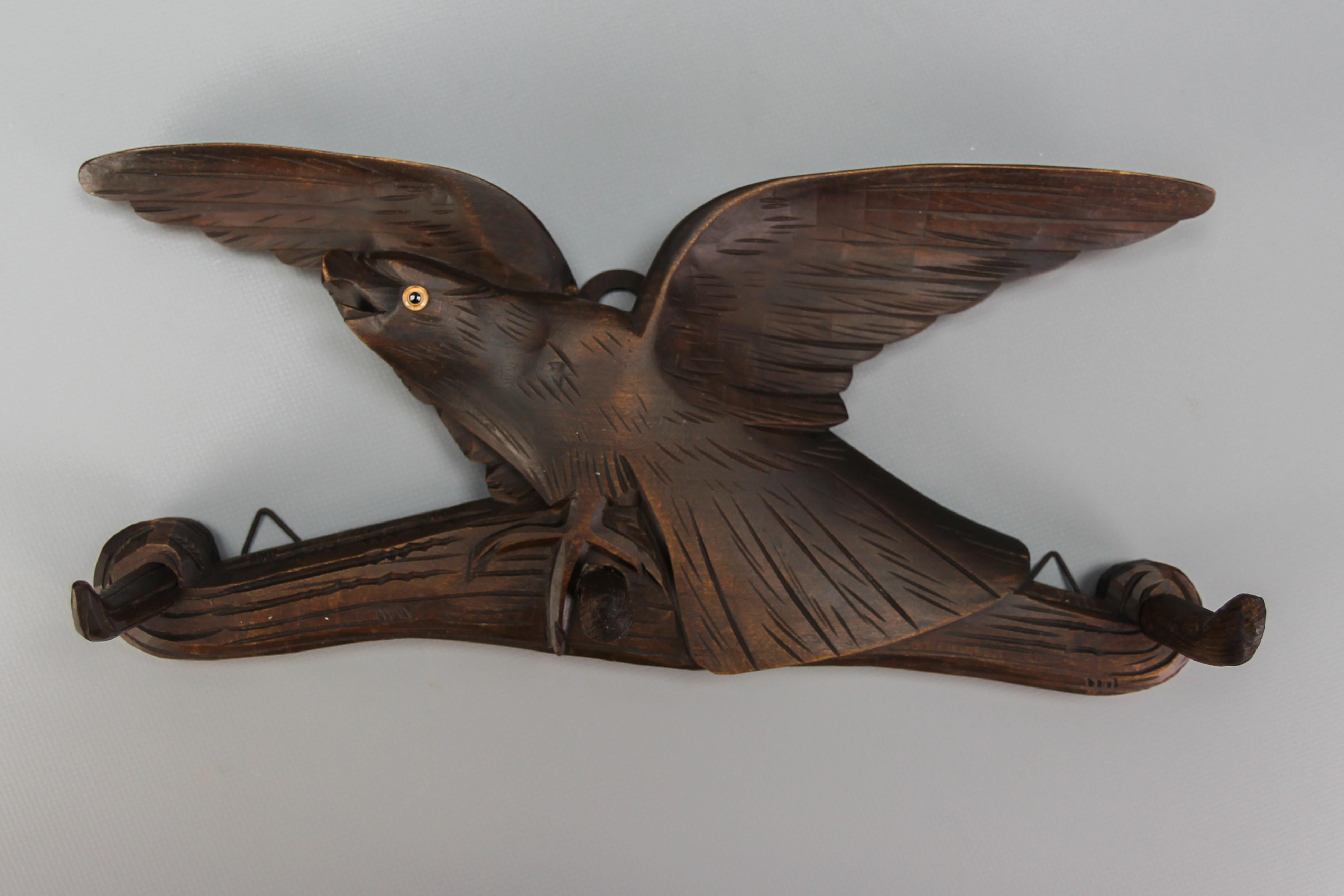 Antique Hand-Carved Hat Rack with Bird and Three Wooden Hooks, Germany, Ca. 1920 In Good Condition For Sale In Barntrup, DE