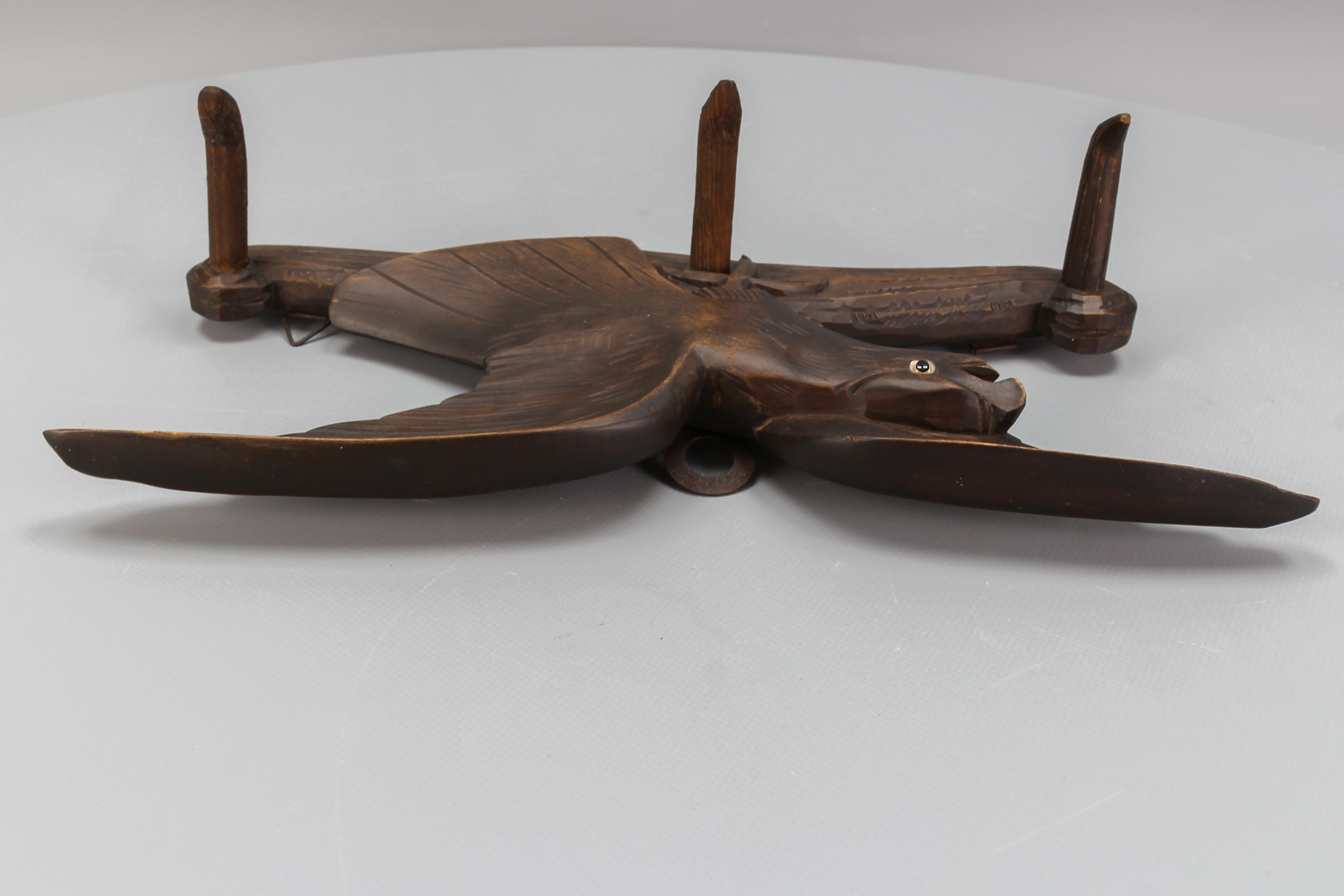Antique Hand-Carved Hat Rack with Bird and Three Wooden Hooks, Germany, Ca. 1920 For Sale 2