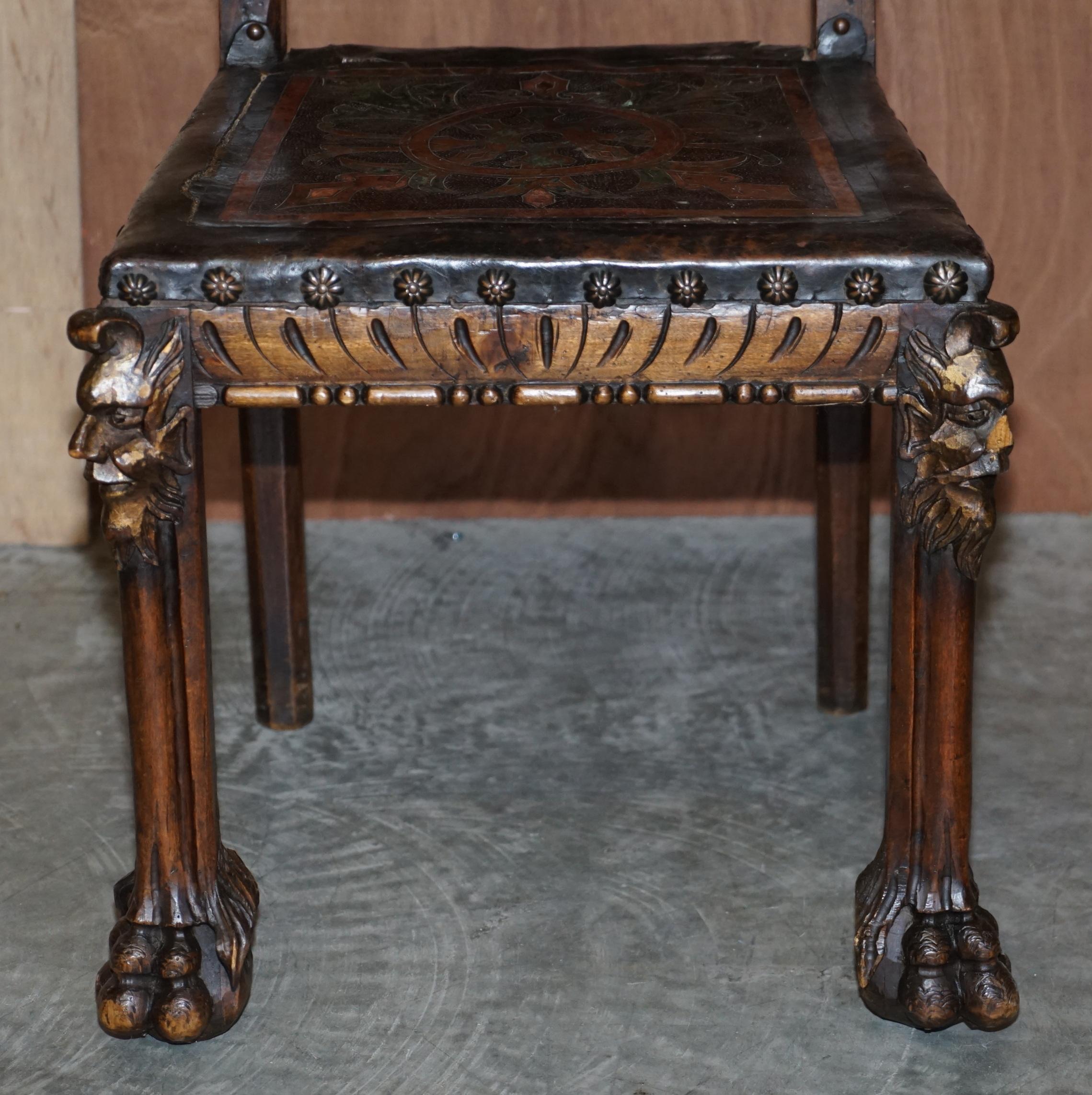 Antiker handgeschnitzter Stuhl mit hoher Rückenlehne und geprägtem, bemaltem Wappenwappen, Wappen im Angebot 3