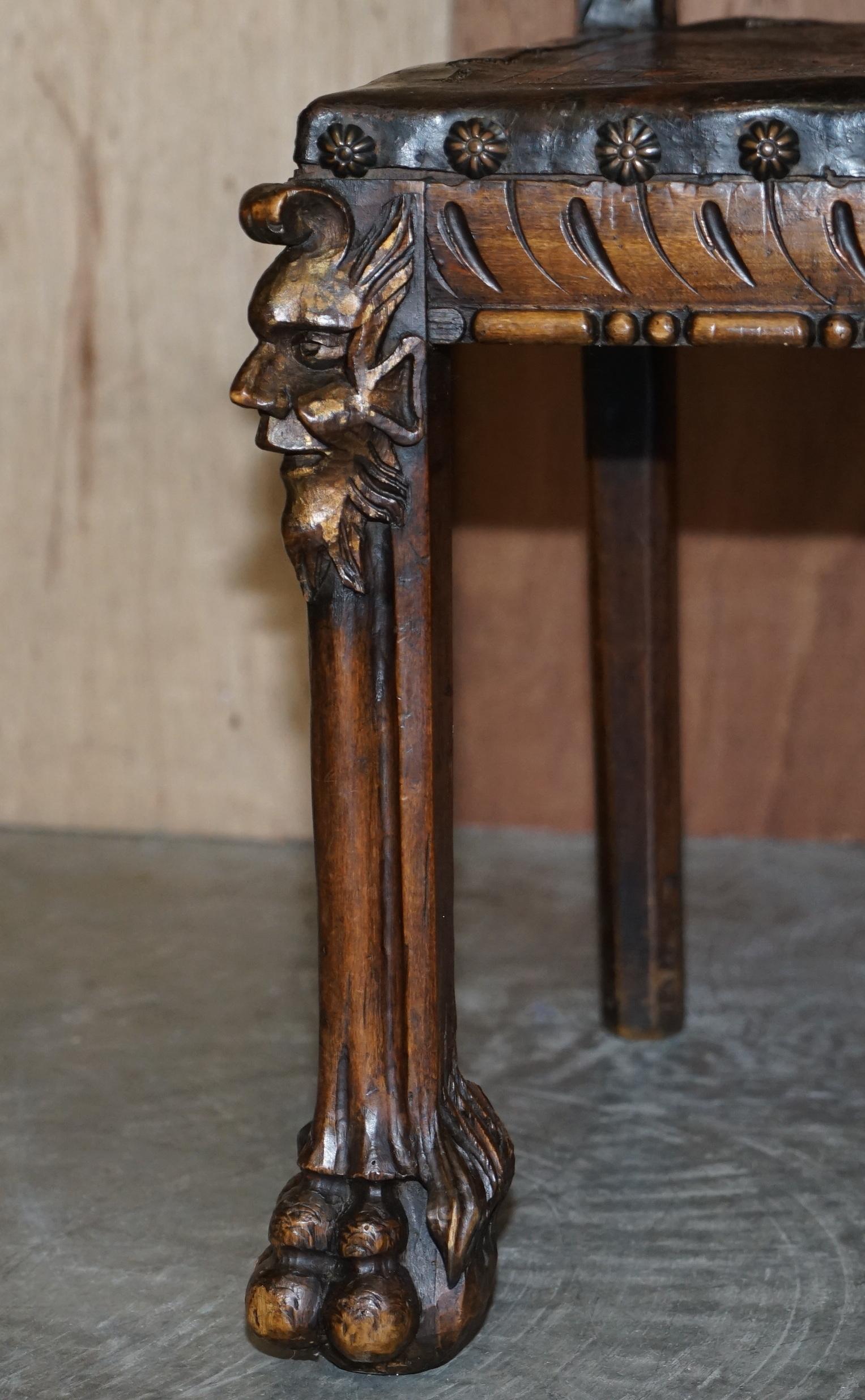 Antiker handgeschnitzter Stuhl mit hoher Rückenlehne und geprägtem, bemaltem Wappenwappen, Wappen im Angebot 4