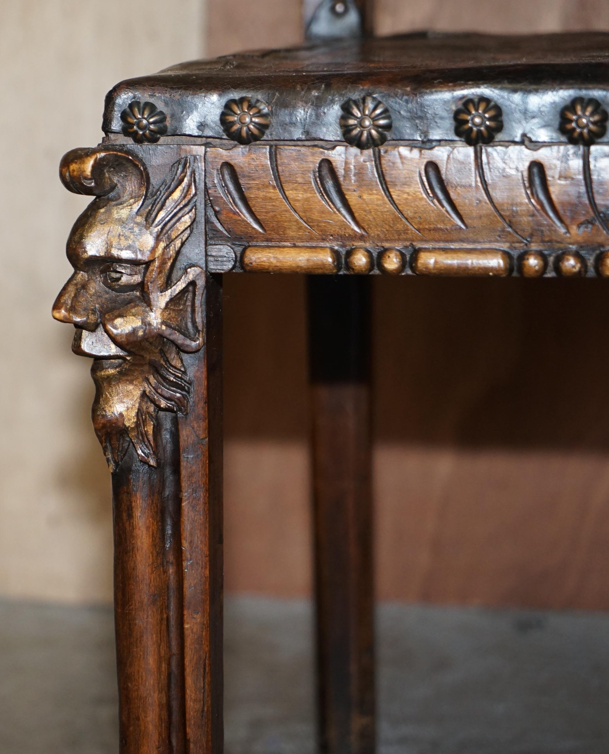 Antiker handgeschnitzter Stuhl mit hoher Rückenlehne und geprägtem, bemaltem Wappenwappen, Wappen im Angebot 5
