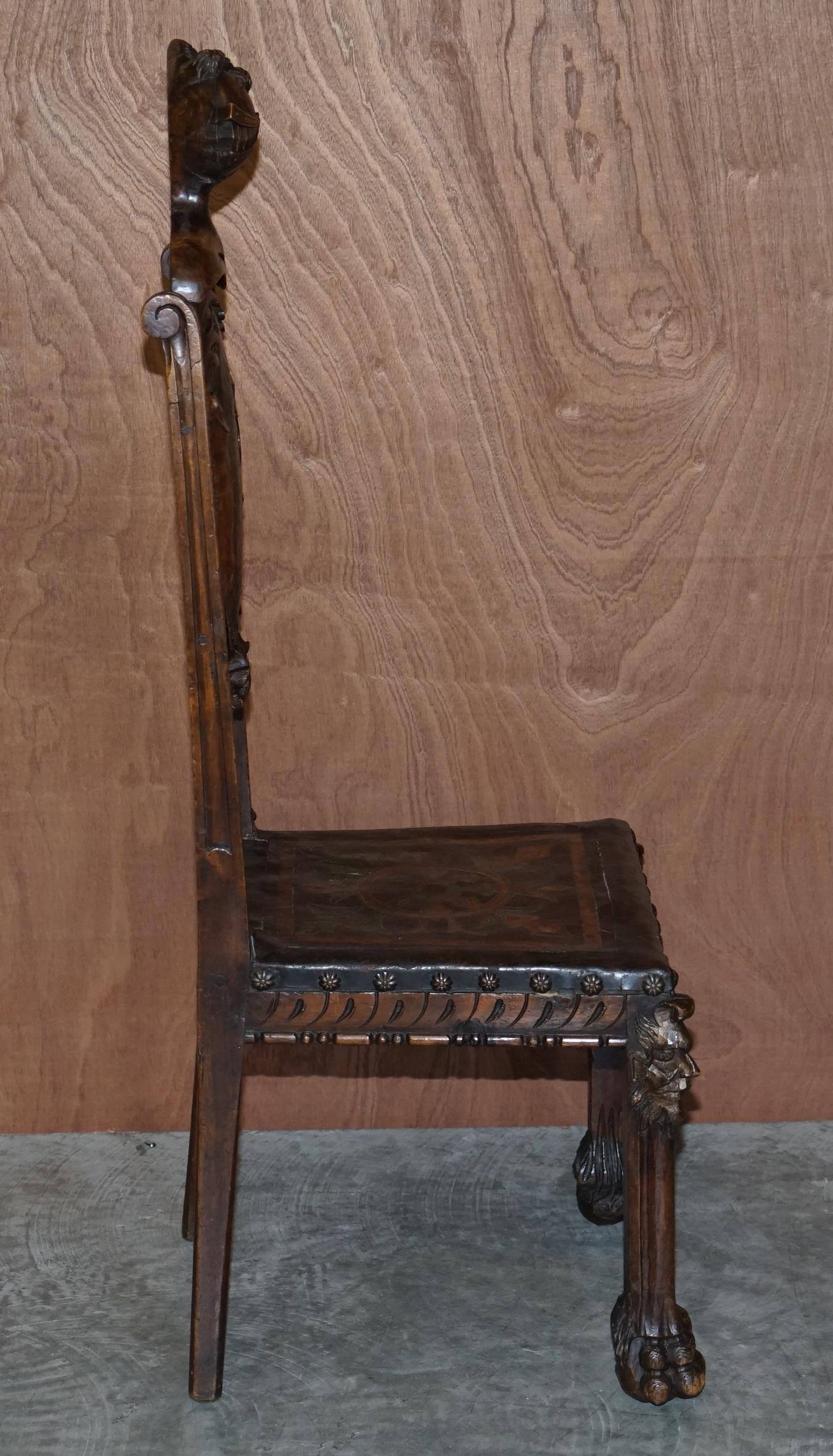 Antiker handgeschnitzter Stuhl mit hoher Rückenlehne und geprägtem, bemaltem Wappenwappen, Wappen im Angebot 7