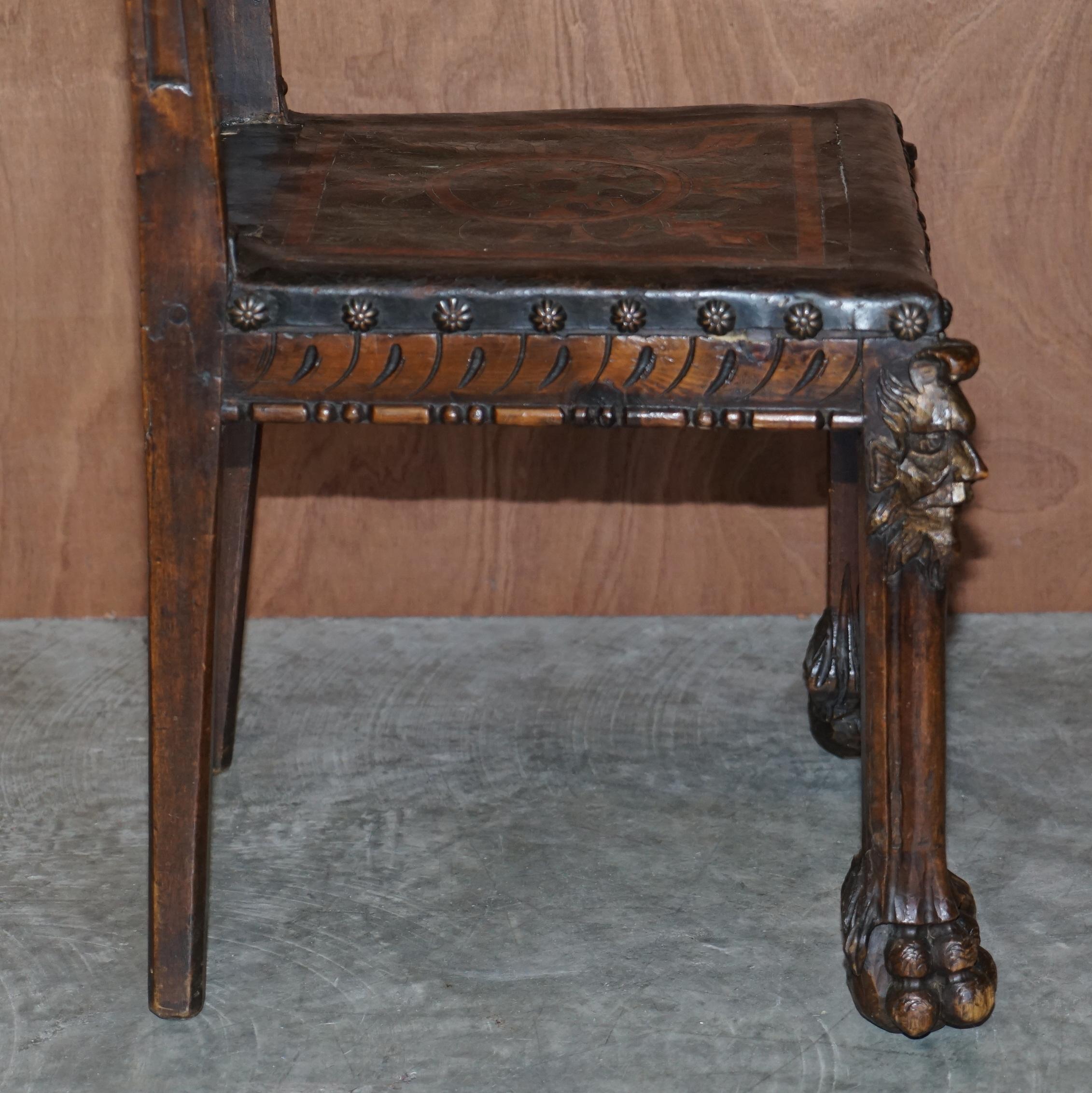 Antiker handgeschnitzter Stuhl mit hoher Rückenlehne und geprägtem, bemaltem Wappenwappen, Wappen im Angebot 8