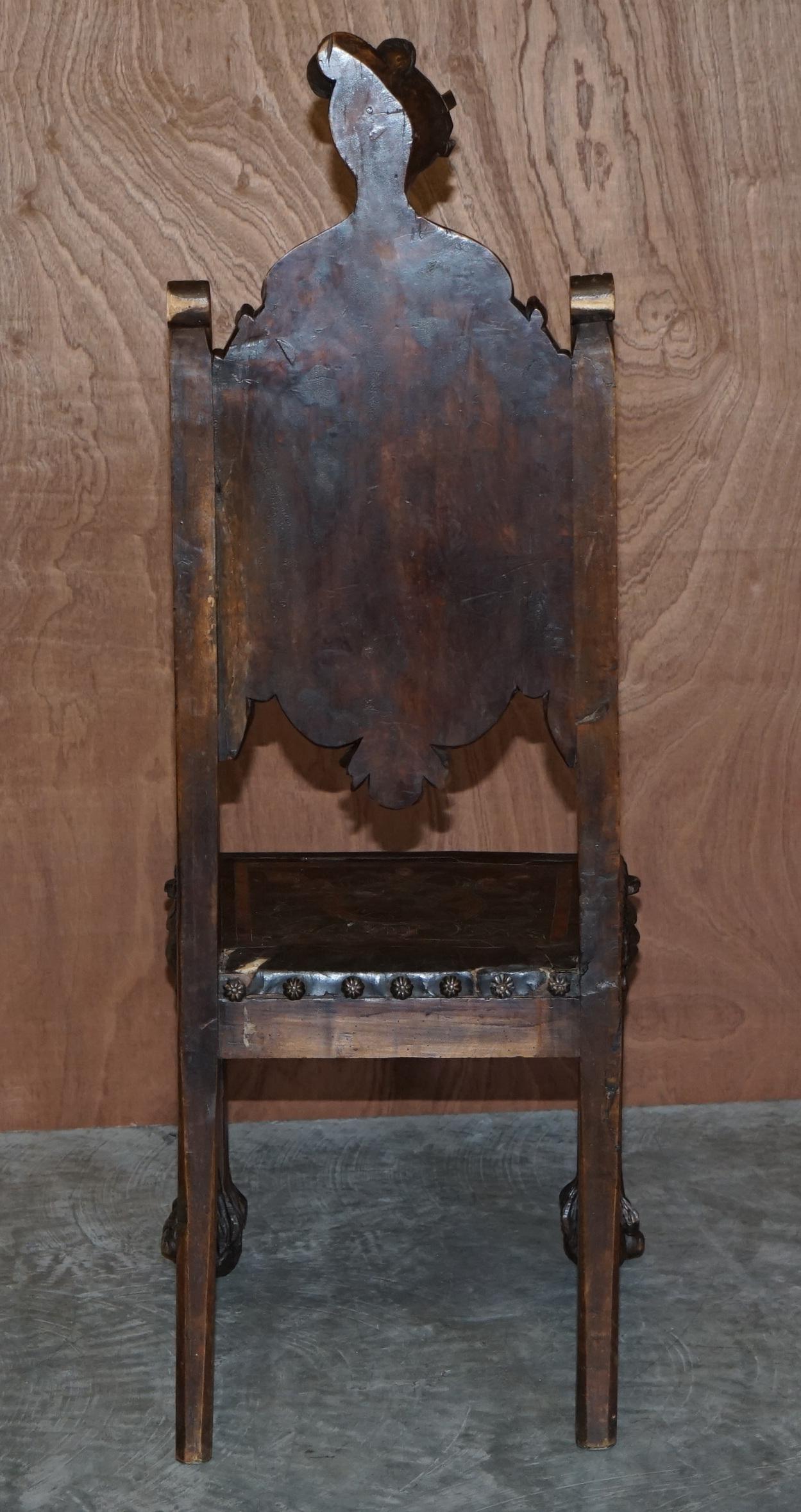 Antiker handgeschnitzter Stuhl mit hoher Rückenlehne und geprägtem, bemaltem Wappenwappen, Wappen im Angebot 9