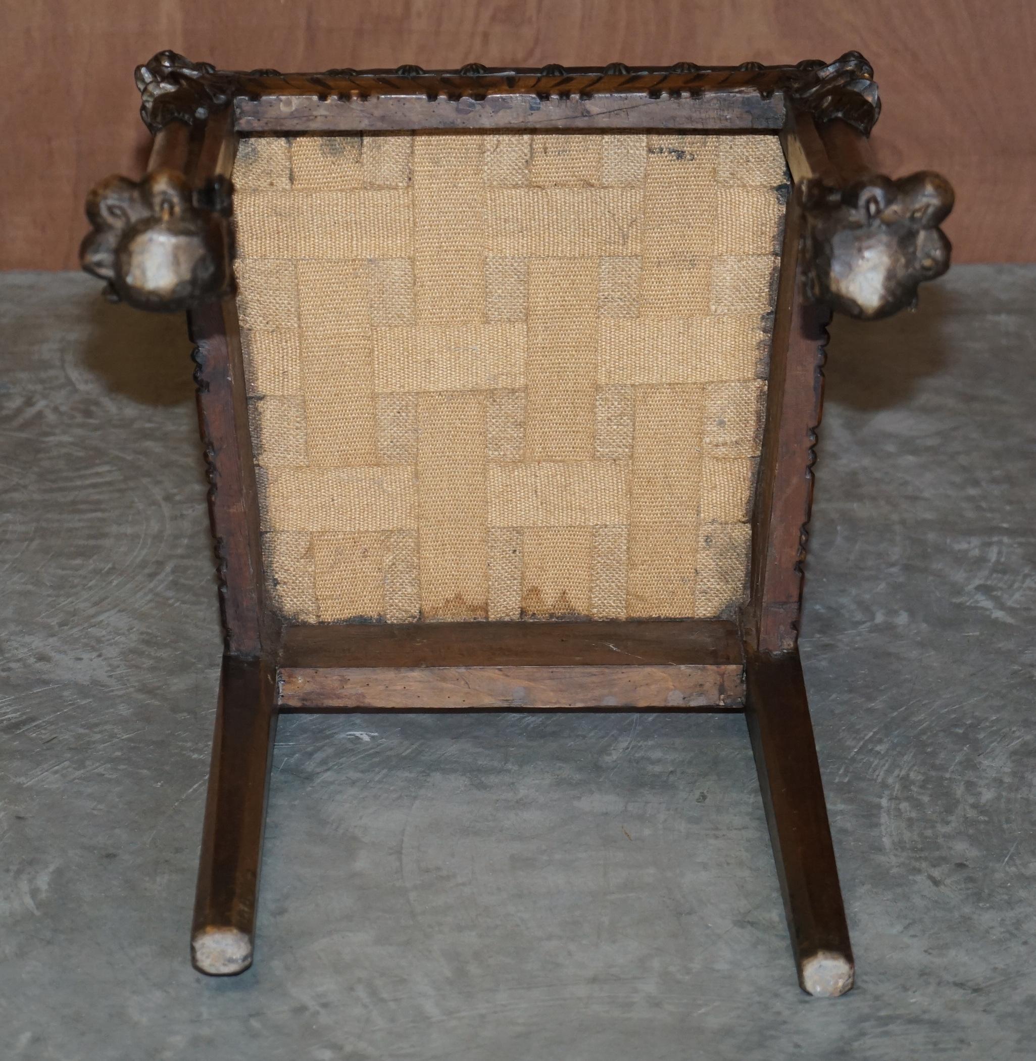 Antiker handgeschnitzter Stuhl mit hoher Rückenlehne und geprägtem, bemaltem Wappenwappen, Wappen im Angebot 12