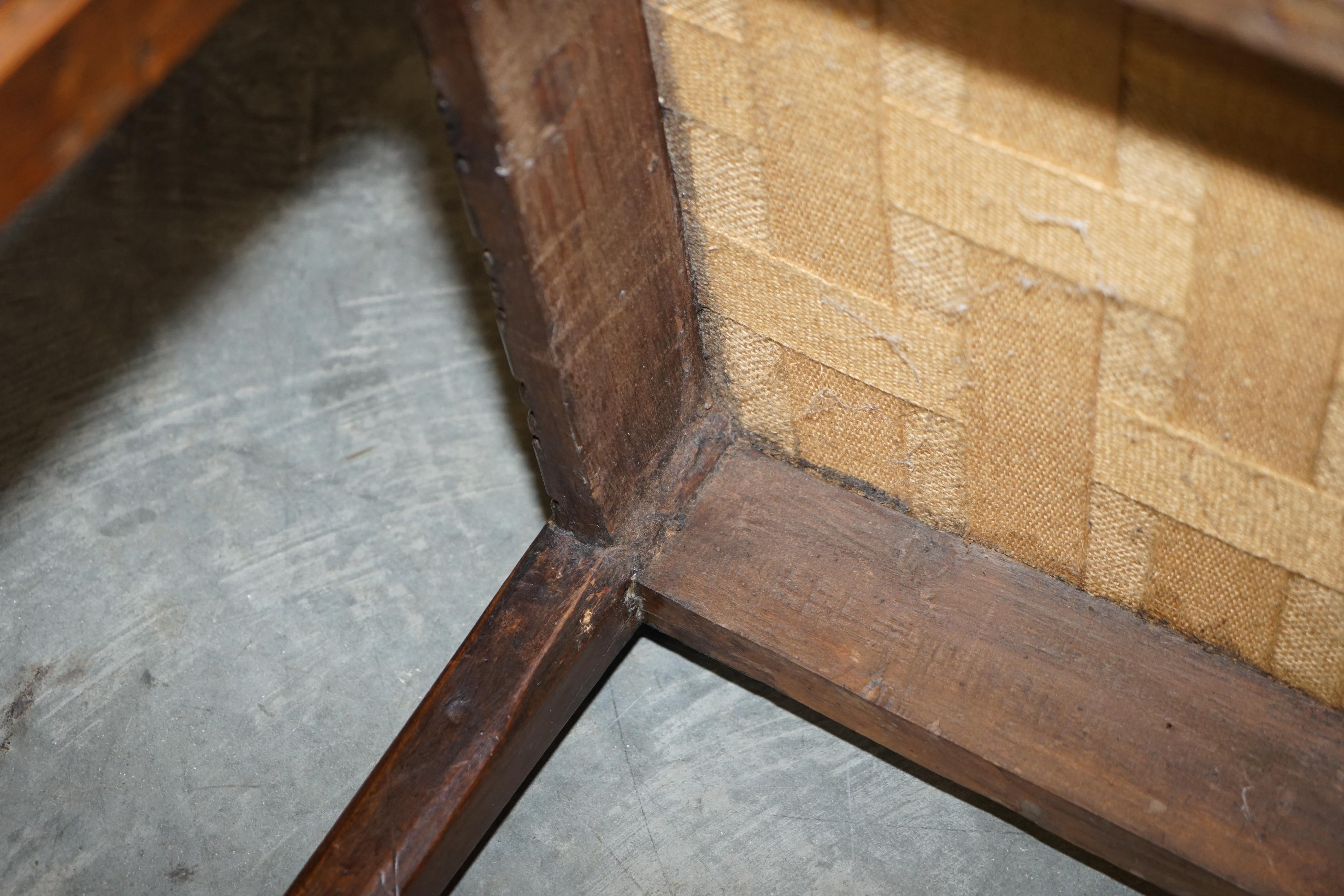Antiker handgeschnitzter Stuhl mit hoher Rückenlehne und geprägtem, bemaltem Wappenwappen, Wappen im Angebot 13