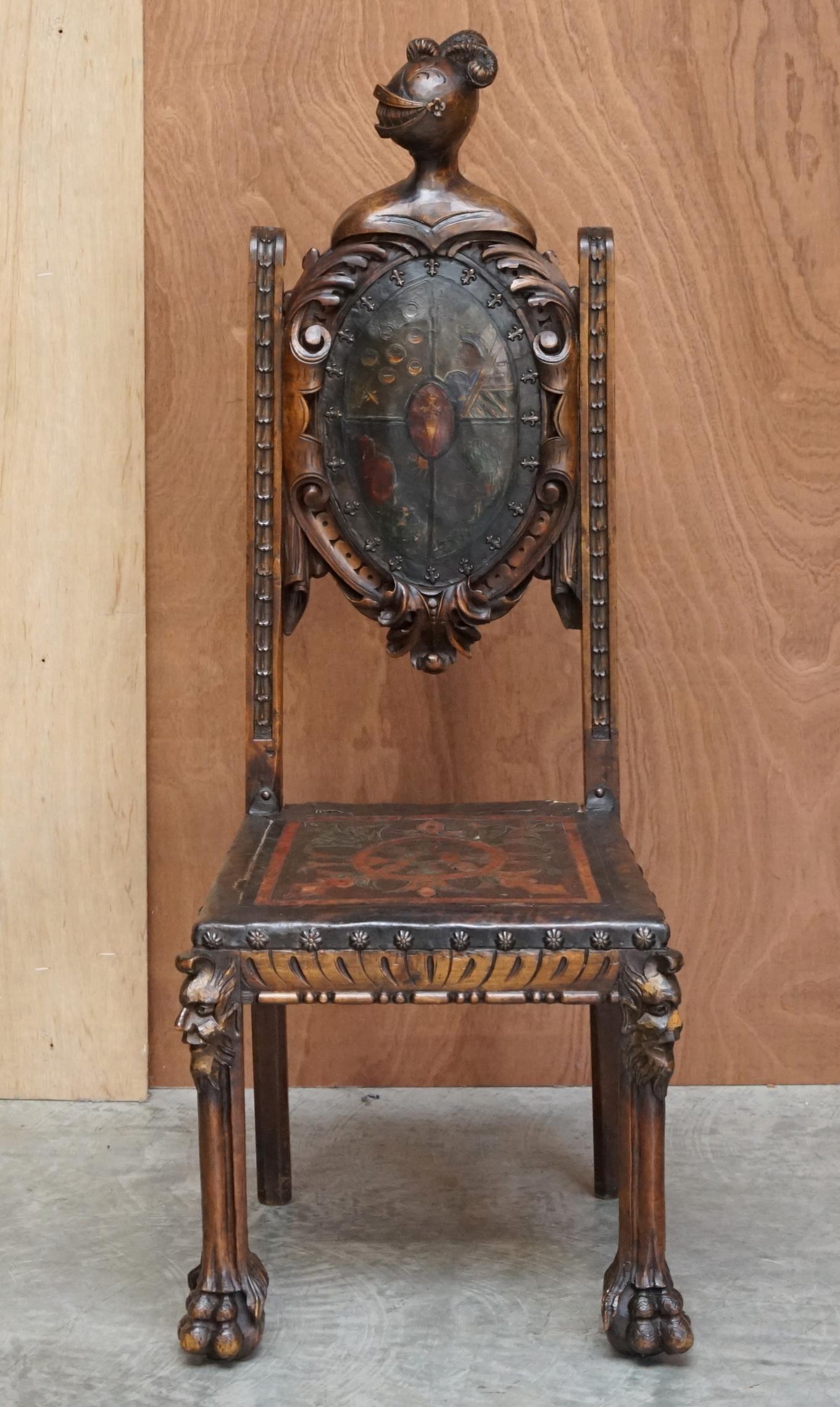 Antiker handgeschnitzter Stuhl mit hoher Rückenlehne und geprägtem, bemaltem Wappenwappen, Wappen (Jakobinisch) im Angebot