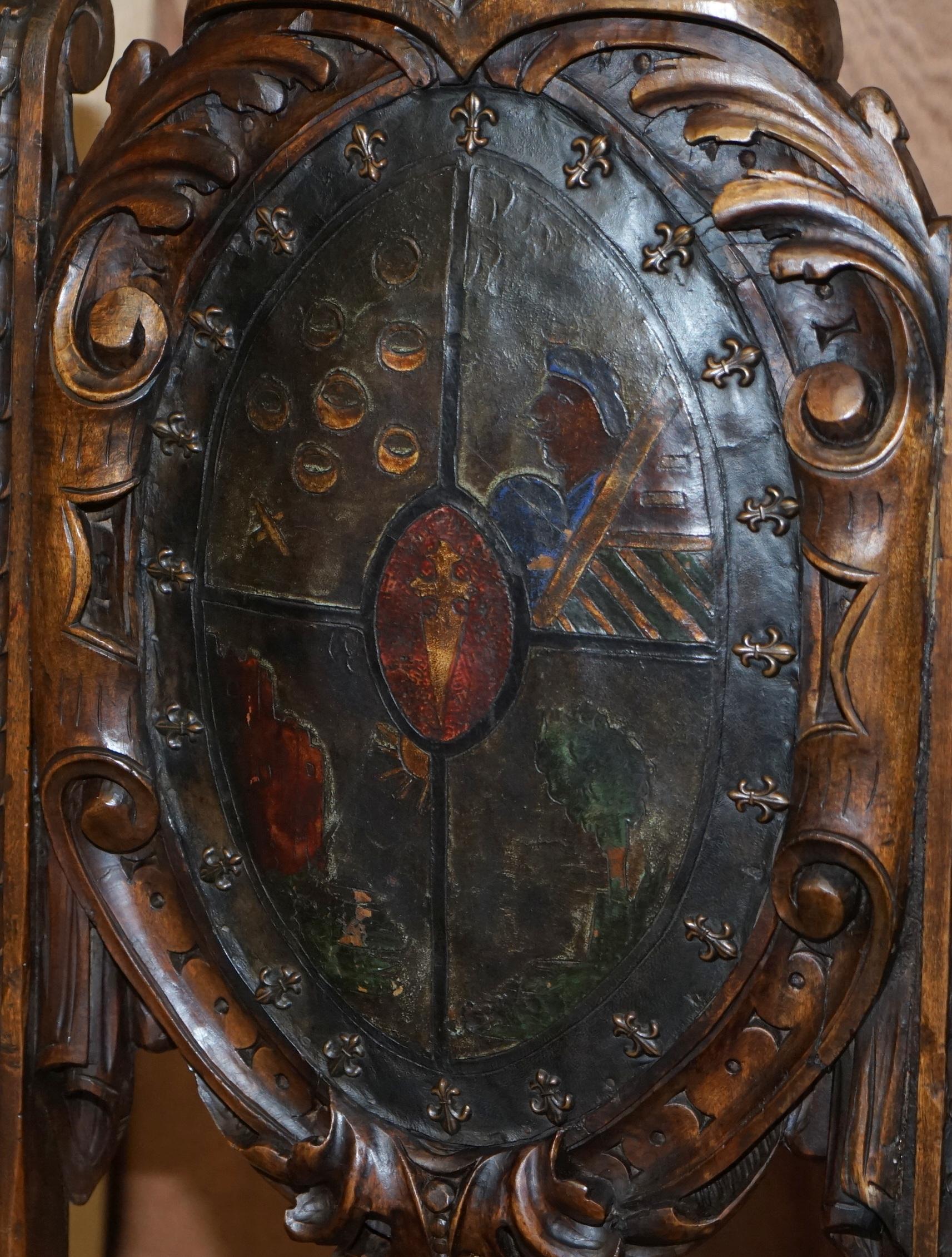 Antiker handgeschnitzter Stuhl mit hoher Rückenlehne und geprägtem, bemaltem Wappenwappen, Wappen im Angebot 1