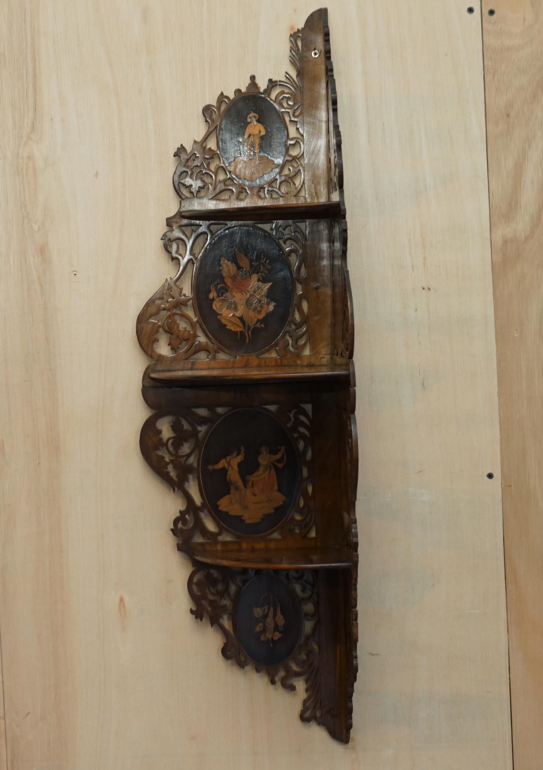 We are delighted to offer for sale this lovely Italian circa 1880 mahogany and walnut inlaid corner hanging book shelf 

A very good looking and decorative piece, ideally suited for displaying trinkets 

This has been cleaned waxed and polished