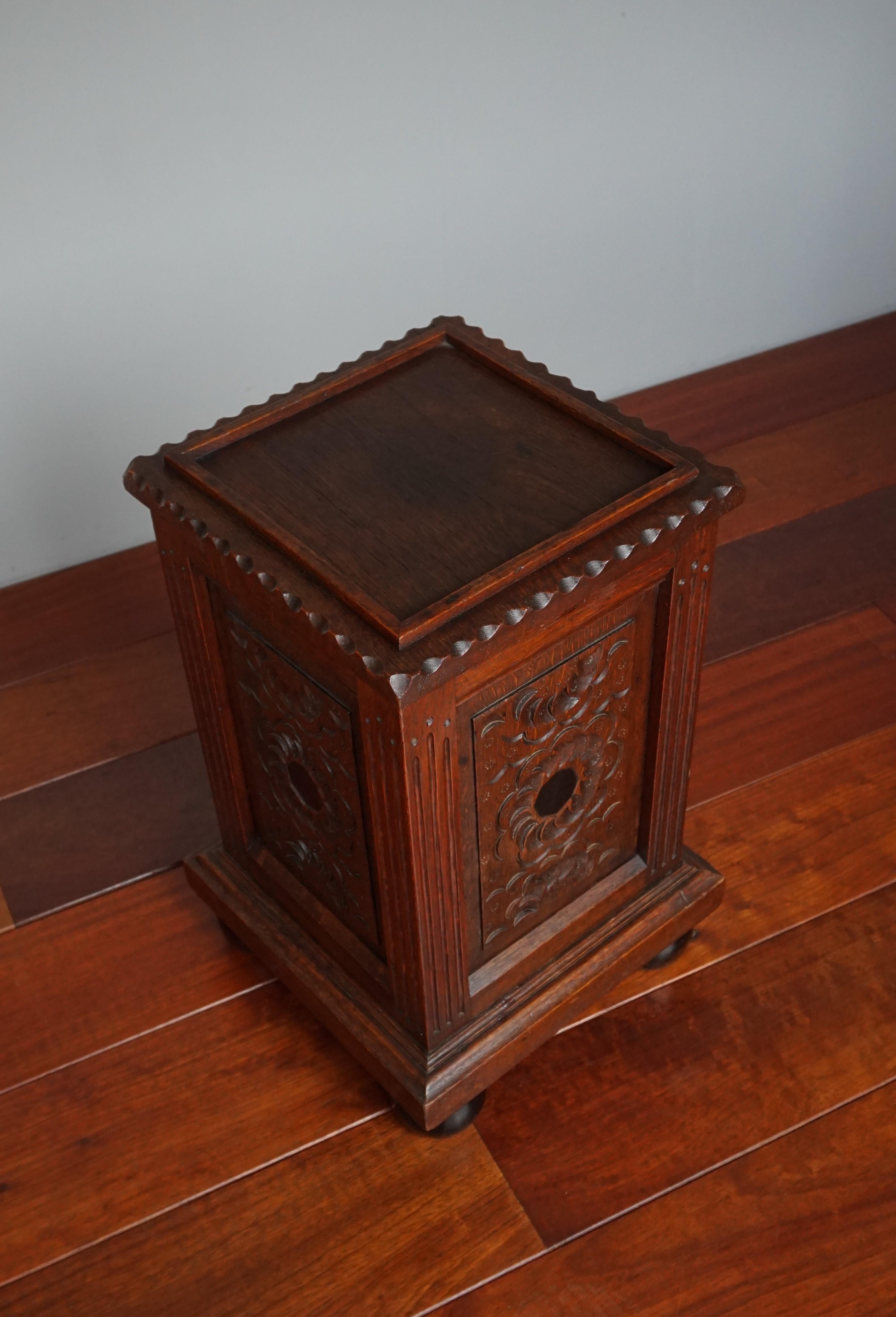 Antique Hand Carved & Inlaid Renaissance Revival Solid Oak Floor Pedestal Stand For Sale 3