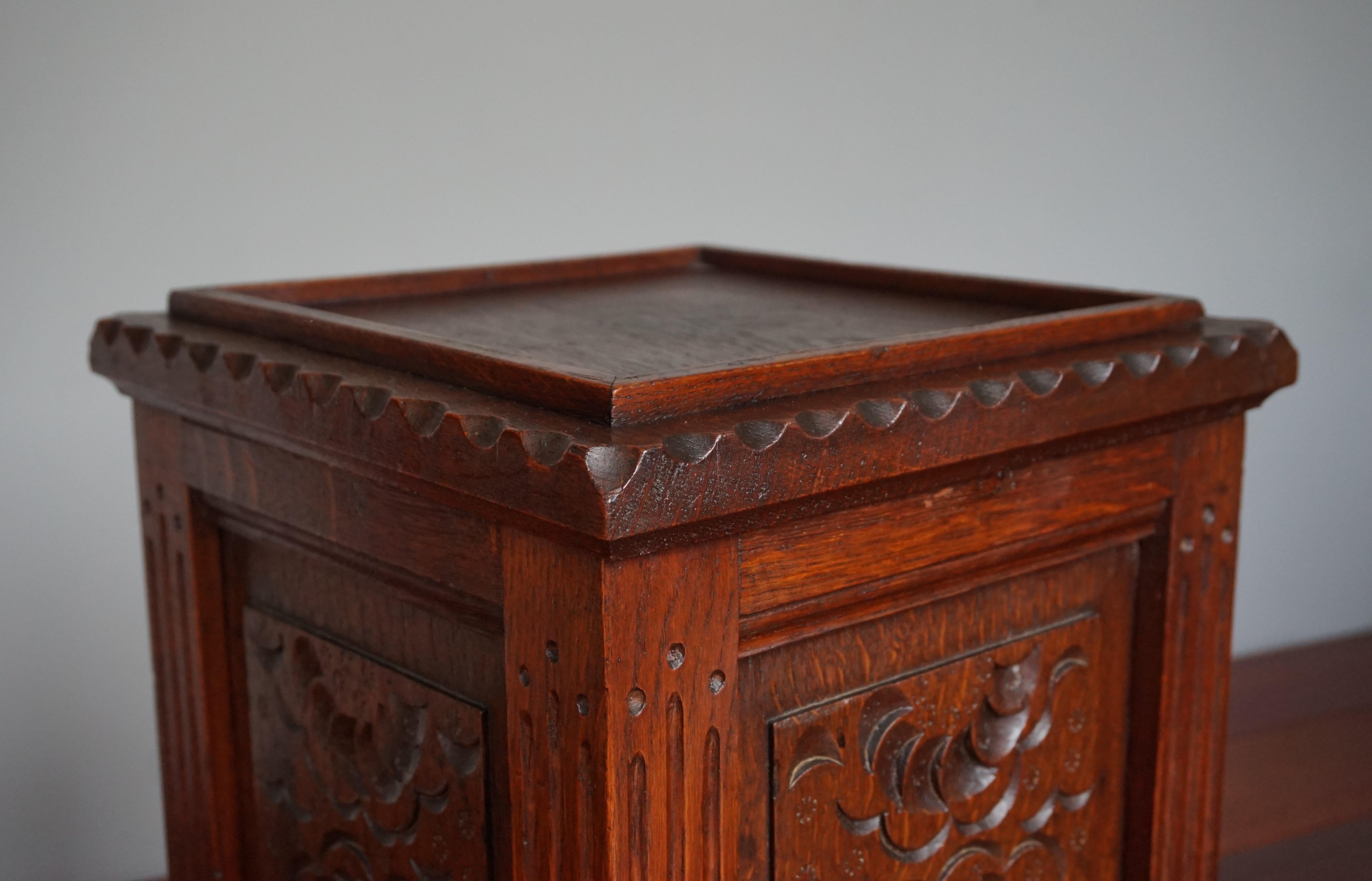 Antique Hand Carved & Inlaid Renaissance Revival Solid Oak Floor Pedestal Stand For Sale 5