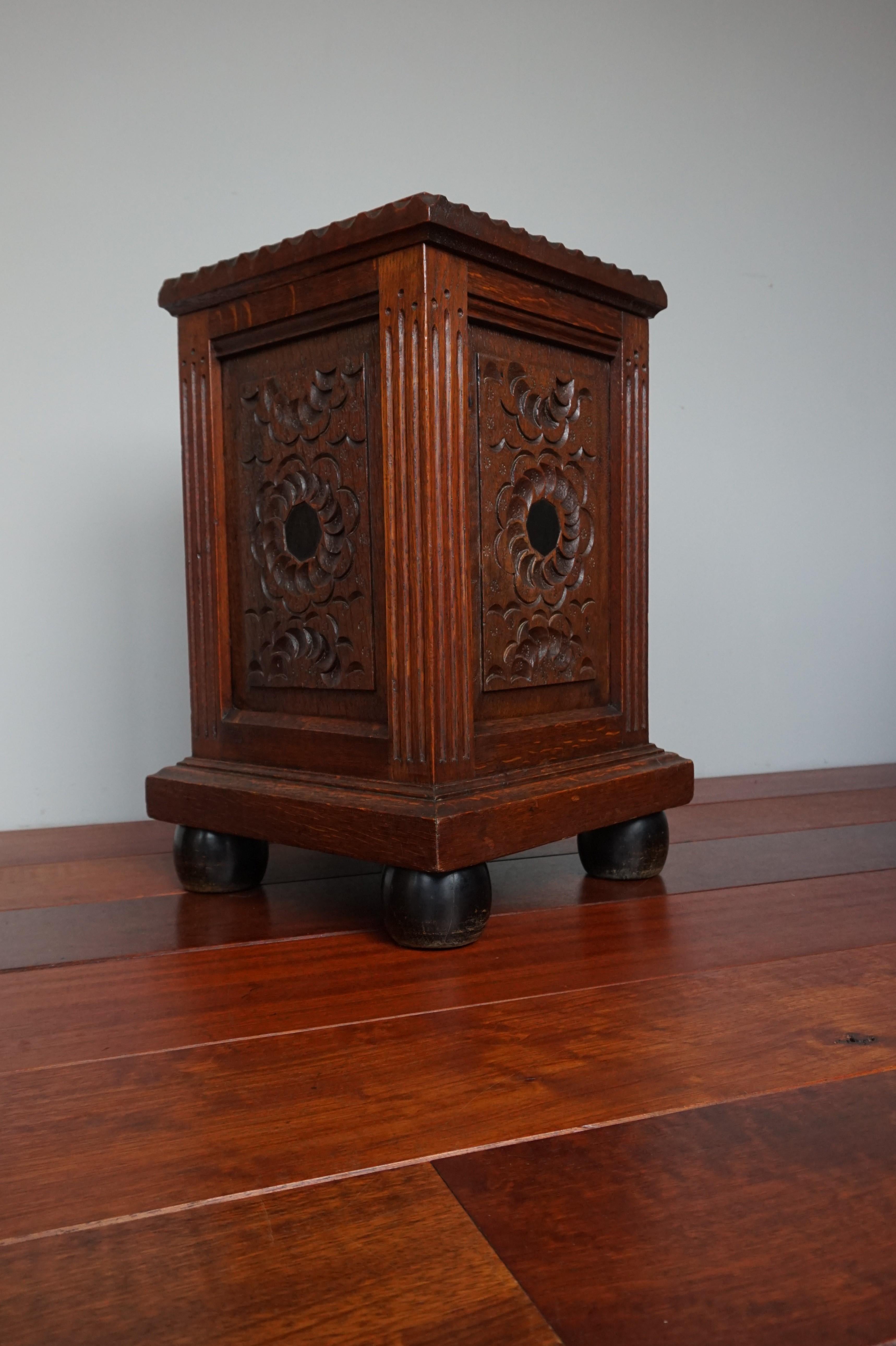 Antique Hand Carved & Inlaid Renaissance Revival Solid Oak Floor Pedestal Stand For Sale 6