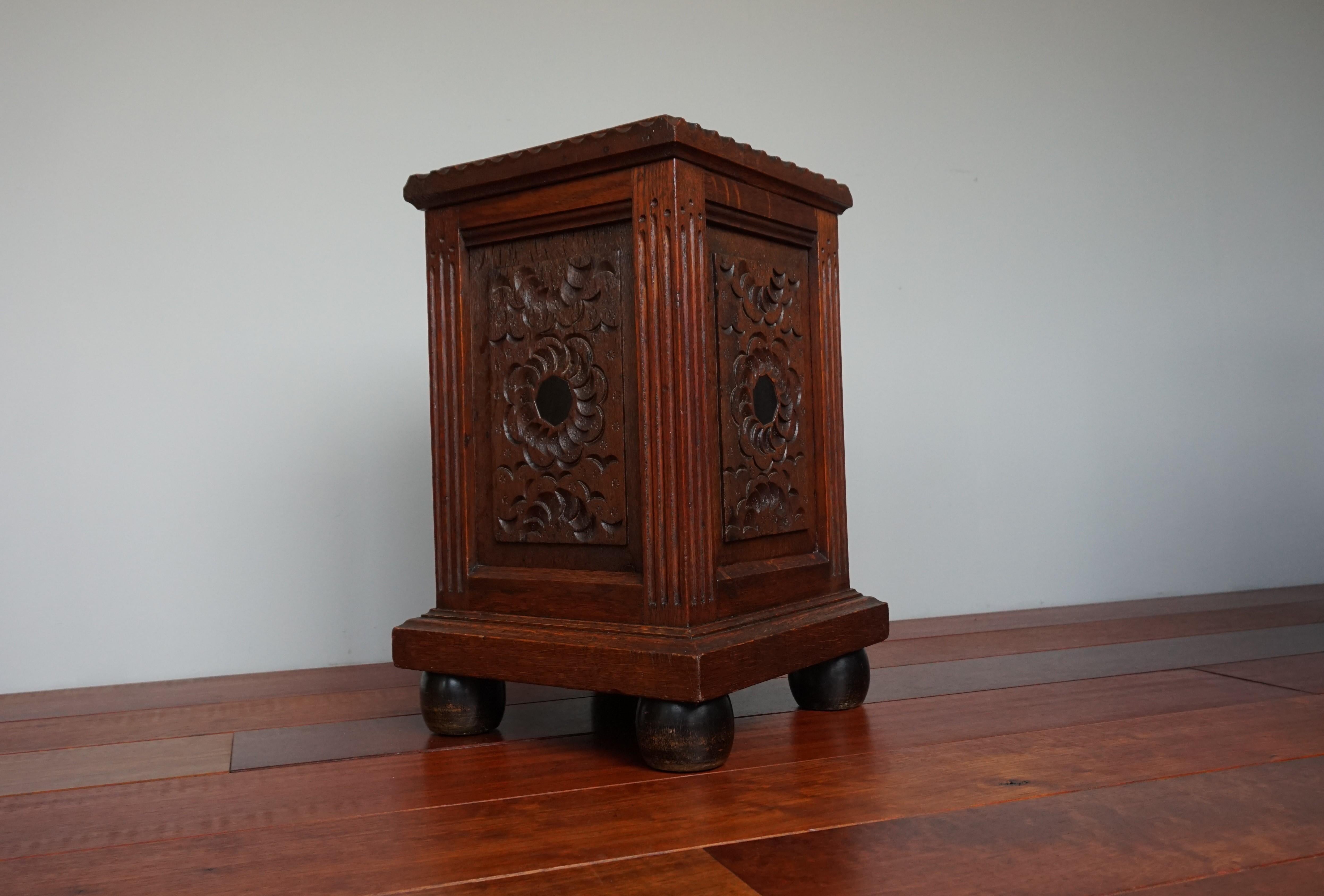 Antique Hand Carved & Inlaid Renaissance Revival Solid Oak Floor Pedestal Stand For Sale 2
