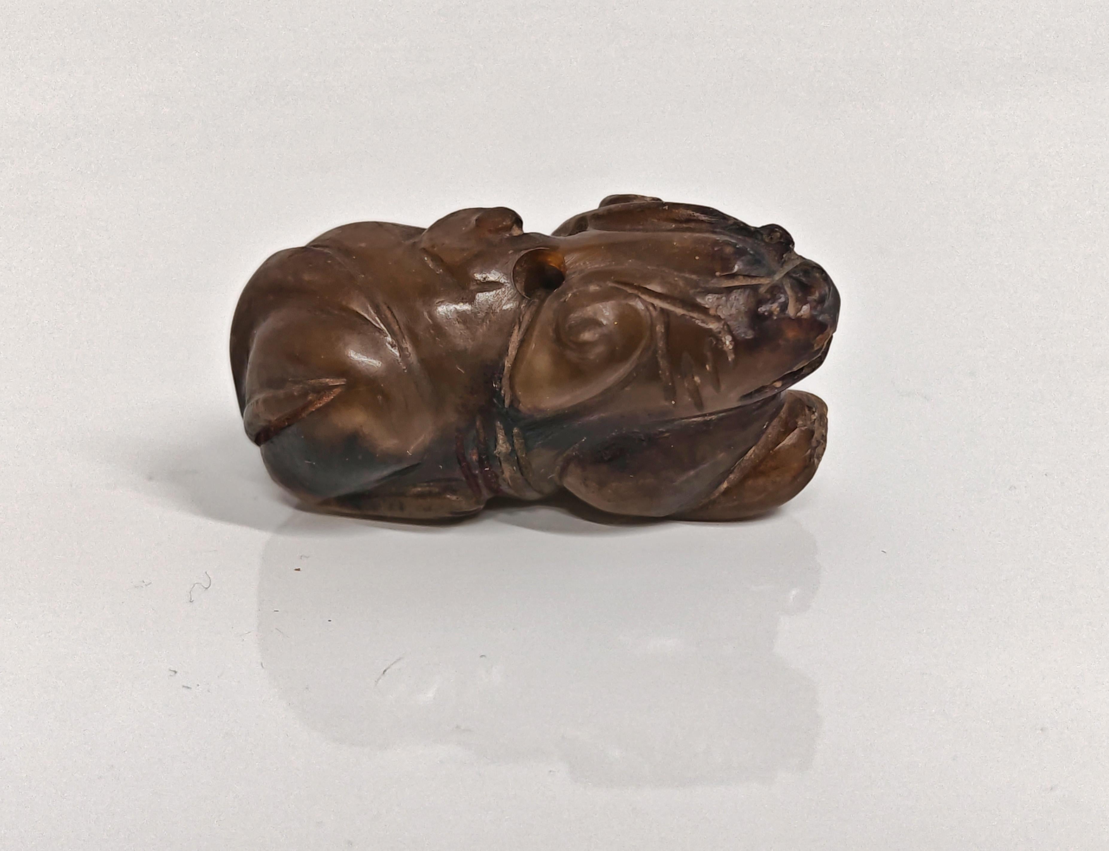 Dans cette liste, vous trouverez une sculpture en jade néphrite hinese Antique C d'un animal mythique accroupi, très probablement un chilong (螭龙) ou une bête de type pixiu/獅獸, utilisé comme toggle (挂件) ou comme pendentif. L'unique trou percé