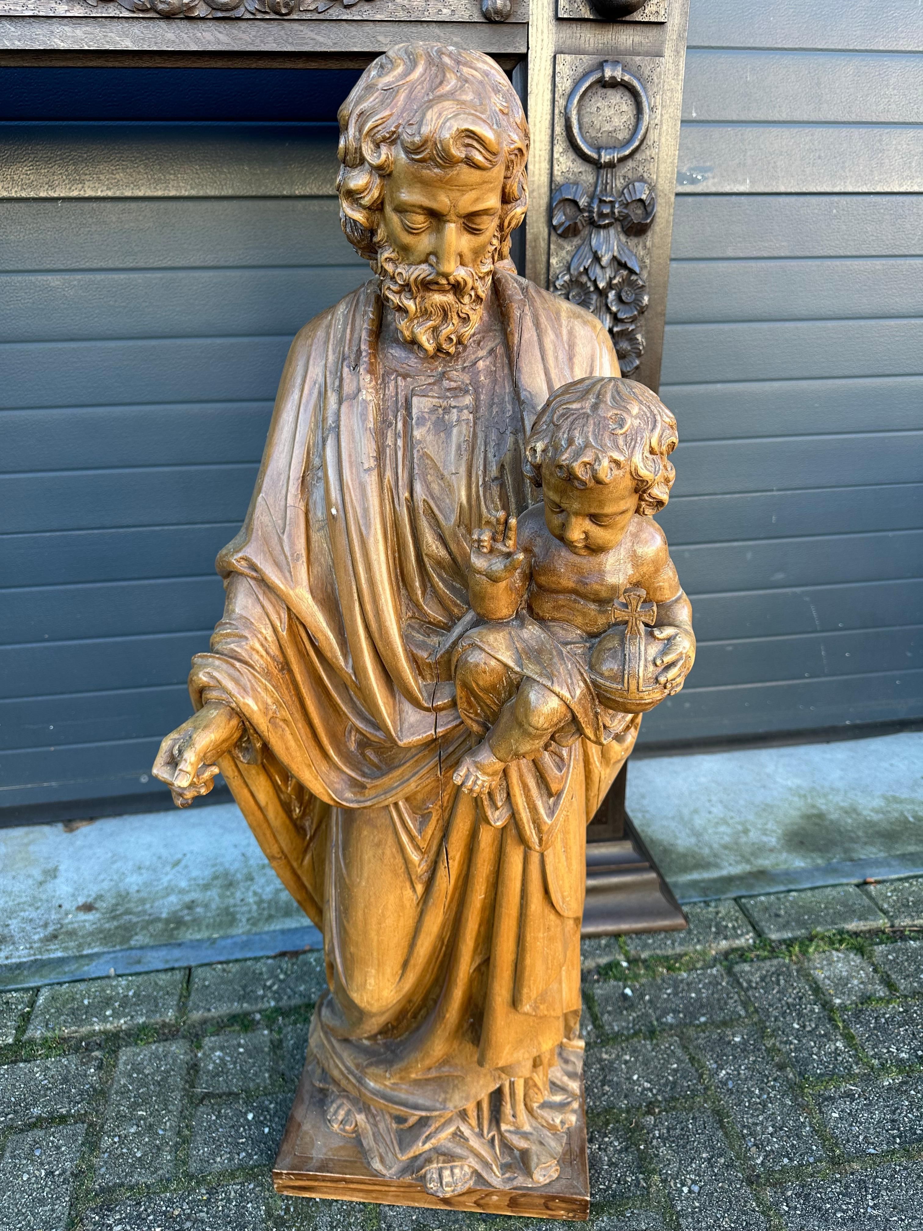 Antike handgeschnitzte großformatige Skulptur des Heiligen Joseph und des Kindes Jesus, Skulptur (Holz) im Angebot