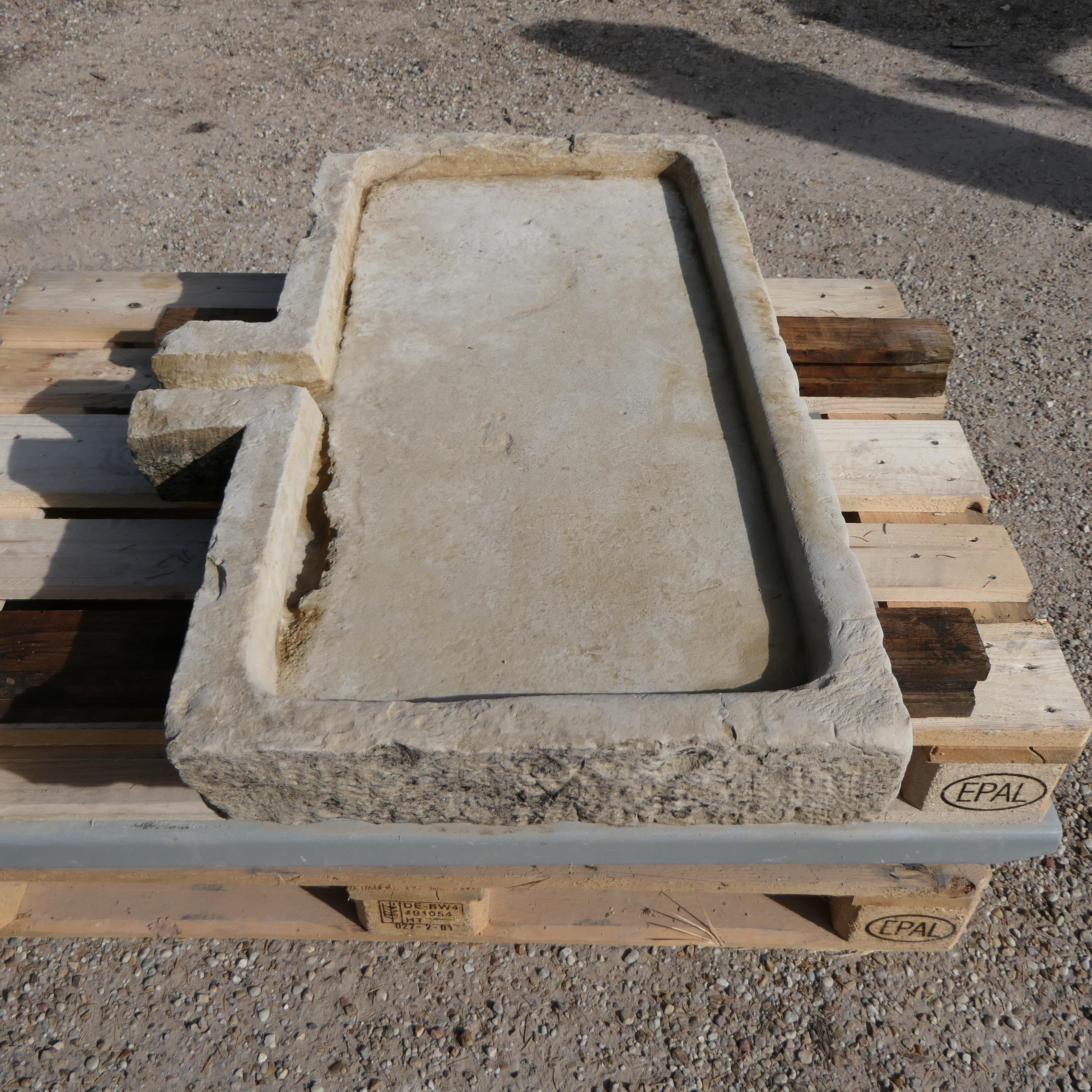 Il s'agit d'un magnifique évier antique en pierre, taillé à la main dans du calcaire. Sa patine rustique et altérée et sa forme simple et rectangulaire en font un élément architectural parfait. Cette pièce est idéale pour servir d'évier de salle de
